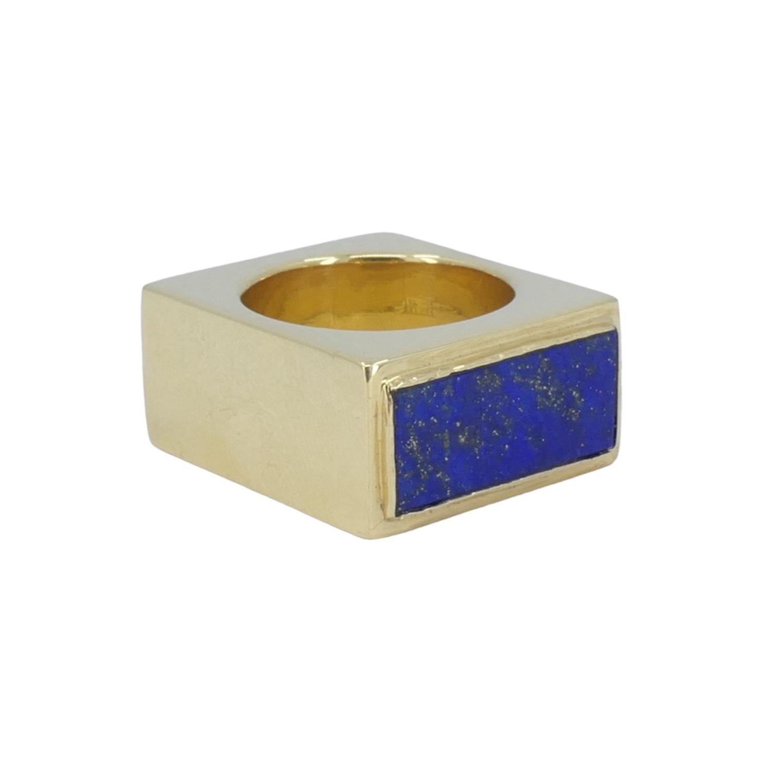 Questo anello quadrato in oro 18k di Tiffany & Co. è un pezzo di alta gioielleria di grande effetto. L'anello presenta un design unico con un lato intarsiato di malachite e l'altro di lapislazzuli, creando uno straordinario contrasto di verde e blu.