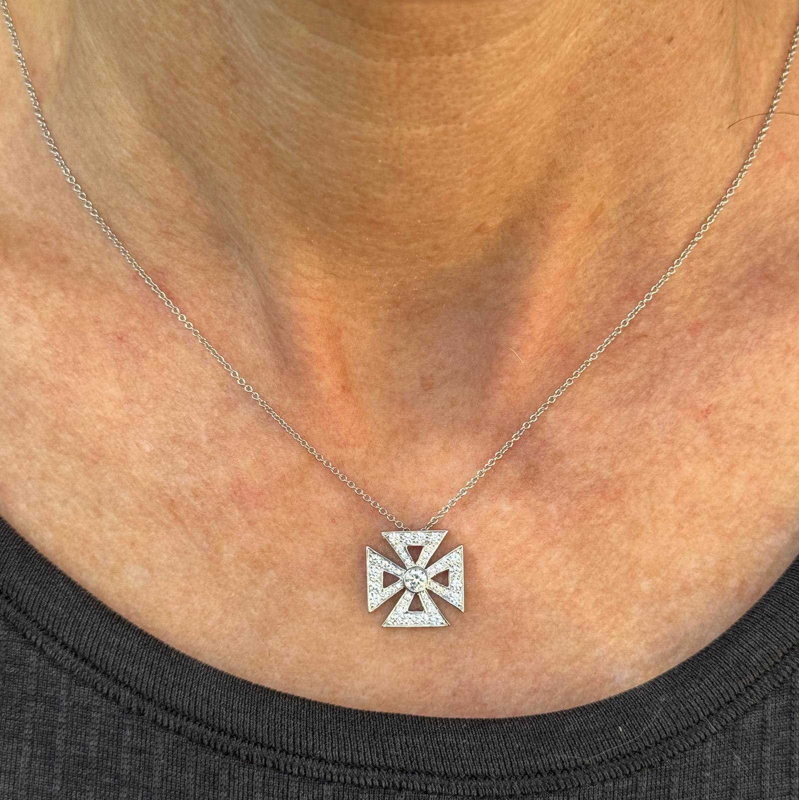 Questa elegante collana di Tiffany & Co. �è caratterizzata da un ciondolo a forma di Croce di Malta in platino, che misura circa 15 x 15 mm, sospeso da una catena in platino di 16 pollici. Il ciondolo è impreziosito da diamanti a taglio brillante,