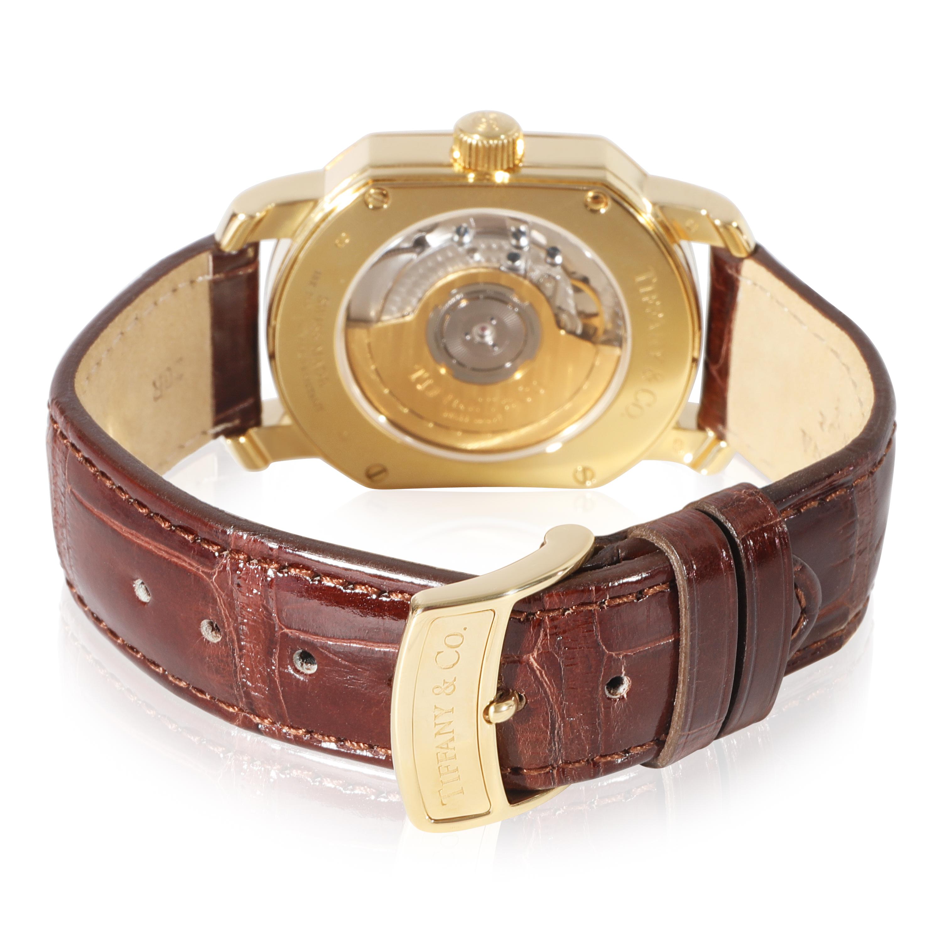 Tiffany & Co. Mark Coupe Regulator Mark Coupe Herrenuhr in  Gelbgold

SKU: 123304

PRIMÄRE DETAILS
Marke: Tiffany & Co.
Modell: Mark Coupe Regulator
Herkunftsland: Schweiz
Uhrwerk Typ: Mechanisch: Automatik/Kinetik
Jahr der Herstellung: