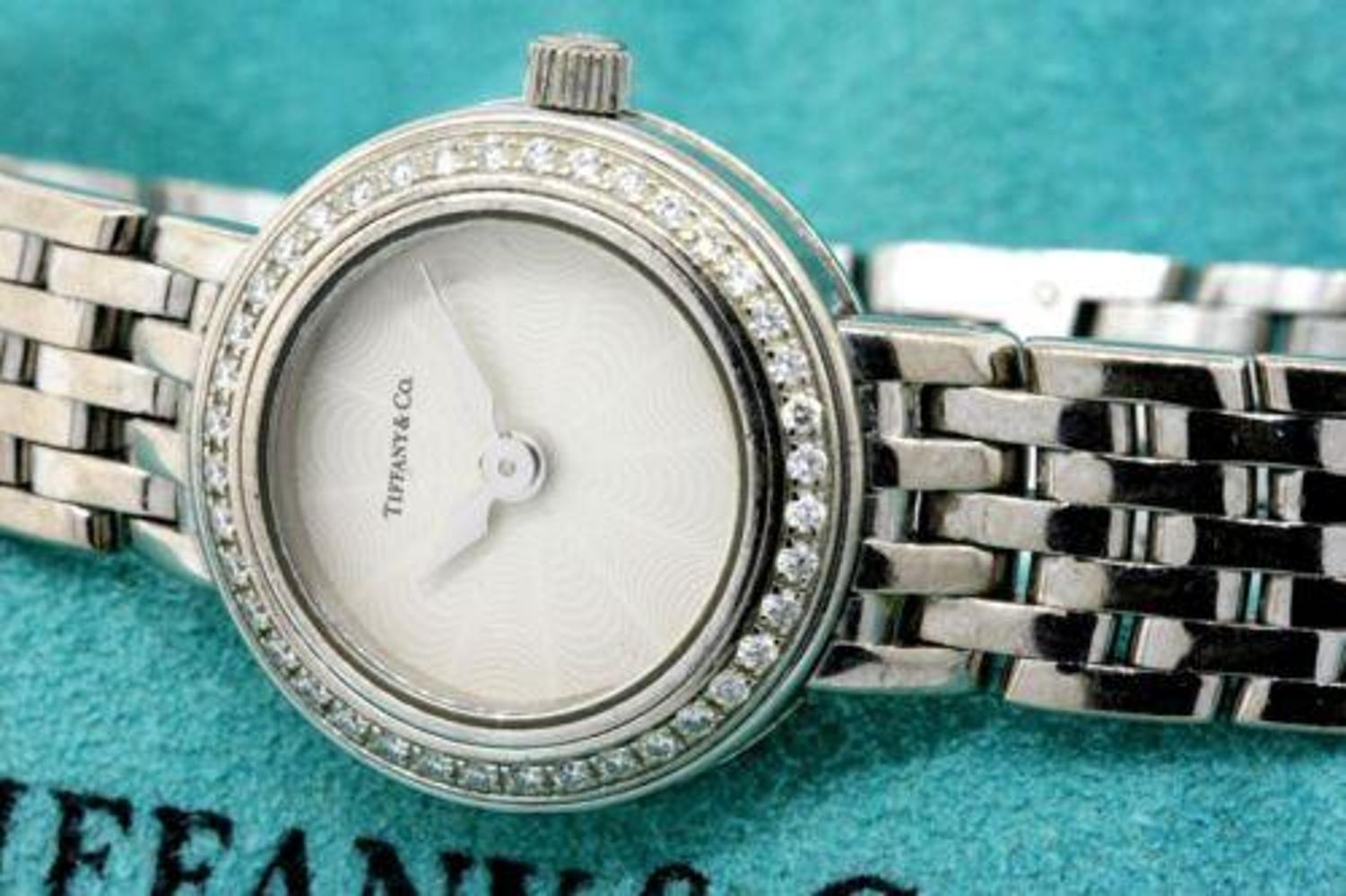 Nous avons ici un modèle en or blanc 18k pour dames de Tiffany & Co. Montre Mark à lunette en diamant. Il s'agit d'un trésor vintage rare que vous ne verrez certainement pas souvent. Et avec 61,5 grammes d'or blanc massif 18 carats, il ne s'agit pas