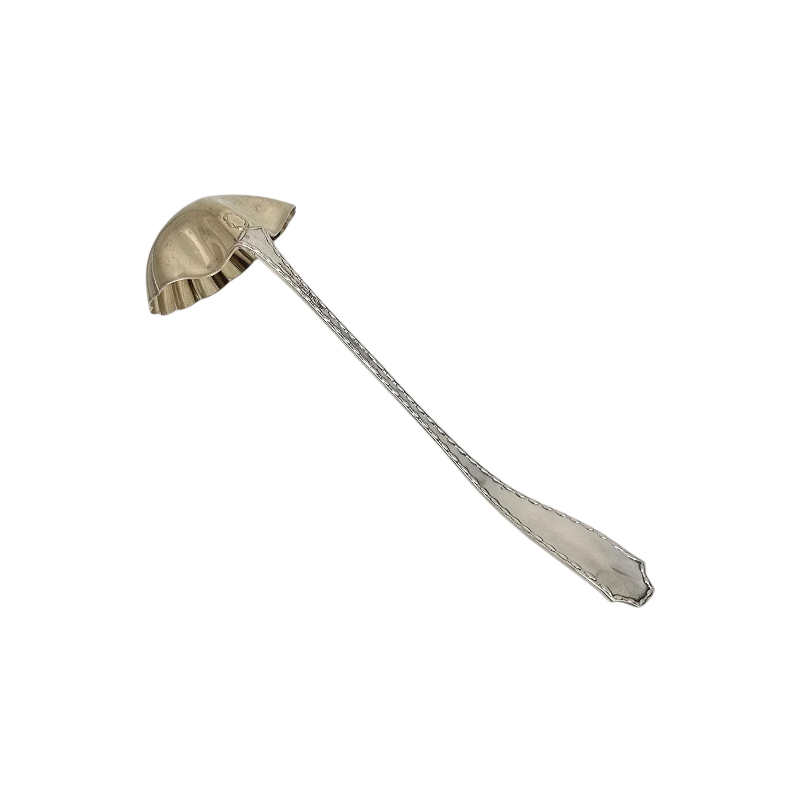 Mestolo in argento sterling con ciotola in oro con motivo Marquis di Tiffany & Co.

Nessun monogramma o incisione

Il Marquise è un disegno semplice ed elegante, ideato da Paulding Farnham nel 1902. Questo mestolo presenta una ciotola smerlata color