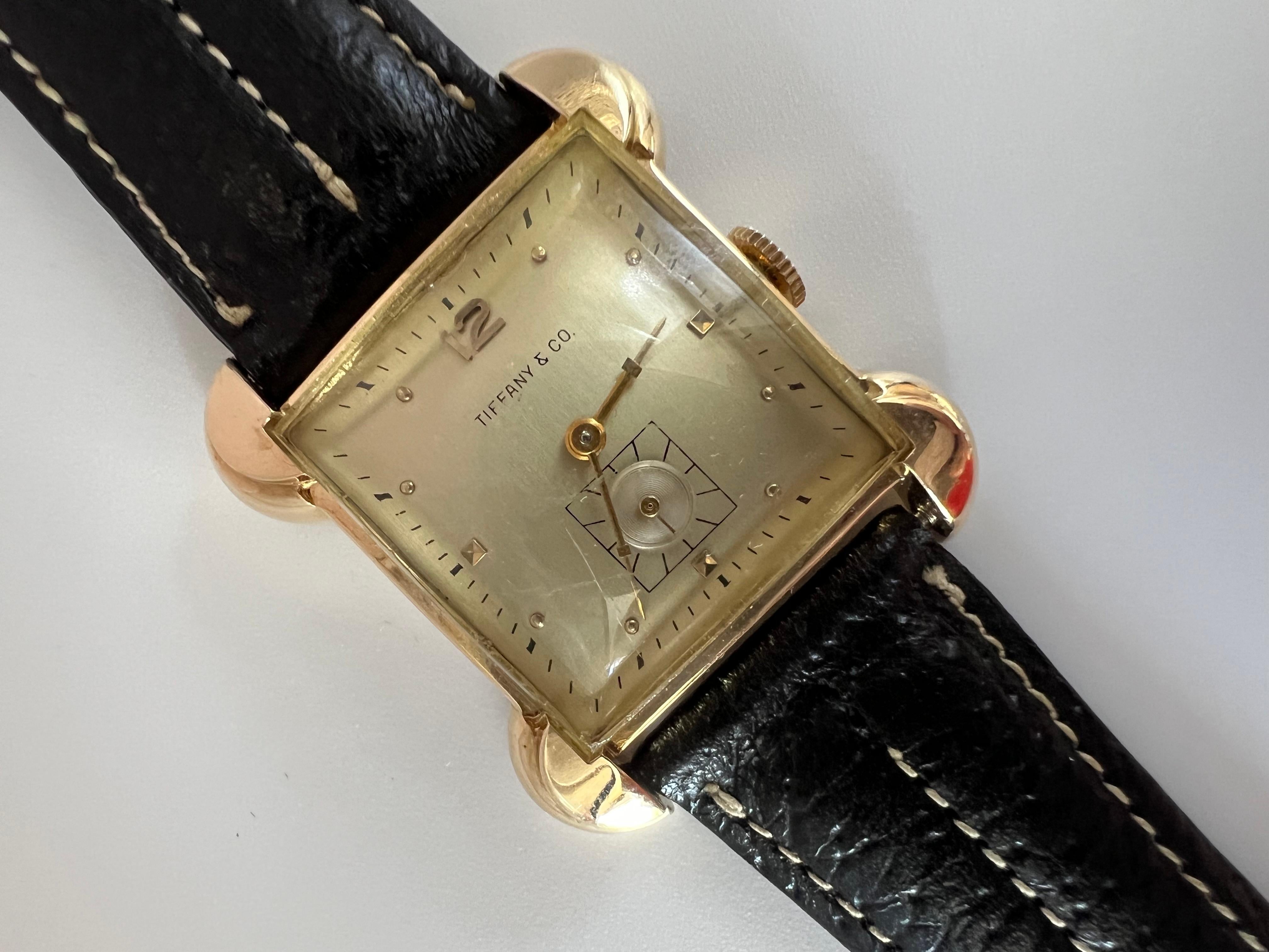 Un cas très particulier  Montre-bracelet vers les années 1940 avec des cornes exagérées (évasées). Fabriquée en or massif 14k, par TISSOT, l'une des plus grandes marques suisses. Retravaillée par Tiffany, notez l'épais verre incurvé, le cadran