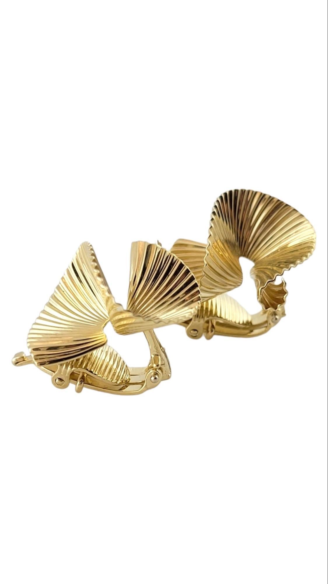 Tiffany & Co McTeigue 14K Yellow Gold Swirl Ribbon Fan Clip On Earrings

This gorgeous set of clip-on earrings by designer Tiffany & Co. were crafted into a beautiful swirl ribbon fan shape from 14K yellow gold!

Size: 25.4mm X 19.4mm X