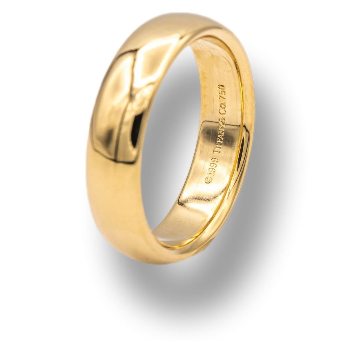 Tiffany & Co. 6mm Mens Wedding band ring finely crafted in 18 karat yellow gold. Comfort fit.

Stamp: © 1999 Tiffany & Co. 750
Size: 9.5
Width: 6mm
Weight:10.4 grams
Retail: $1,650

Comes with Tiffany black inner box and outer blue box.

