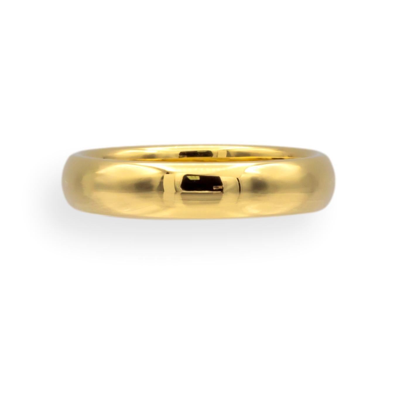 This Tiffany & Co. Forever wedding band is crafted in 18K yellow gold, featuring a sleek 4.5mm wide design, offering a timeless and elegant style. The substantial weight of 6.9 grams highlights its quality and durability, making it a perfect choice