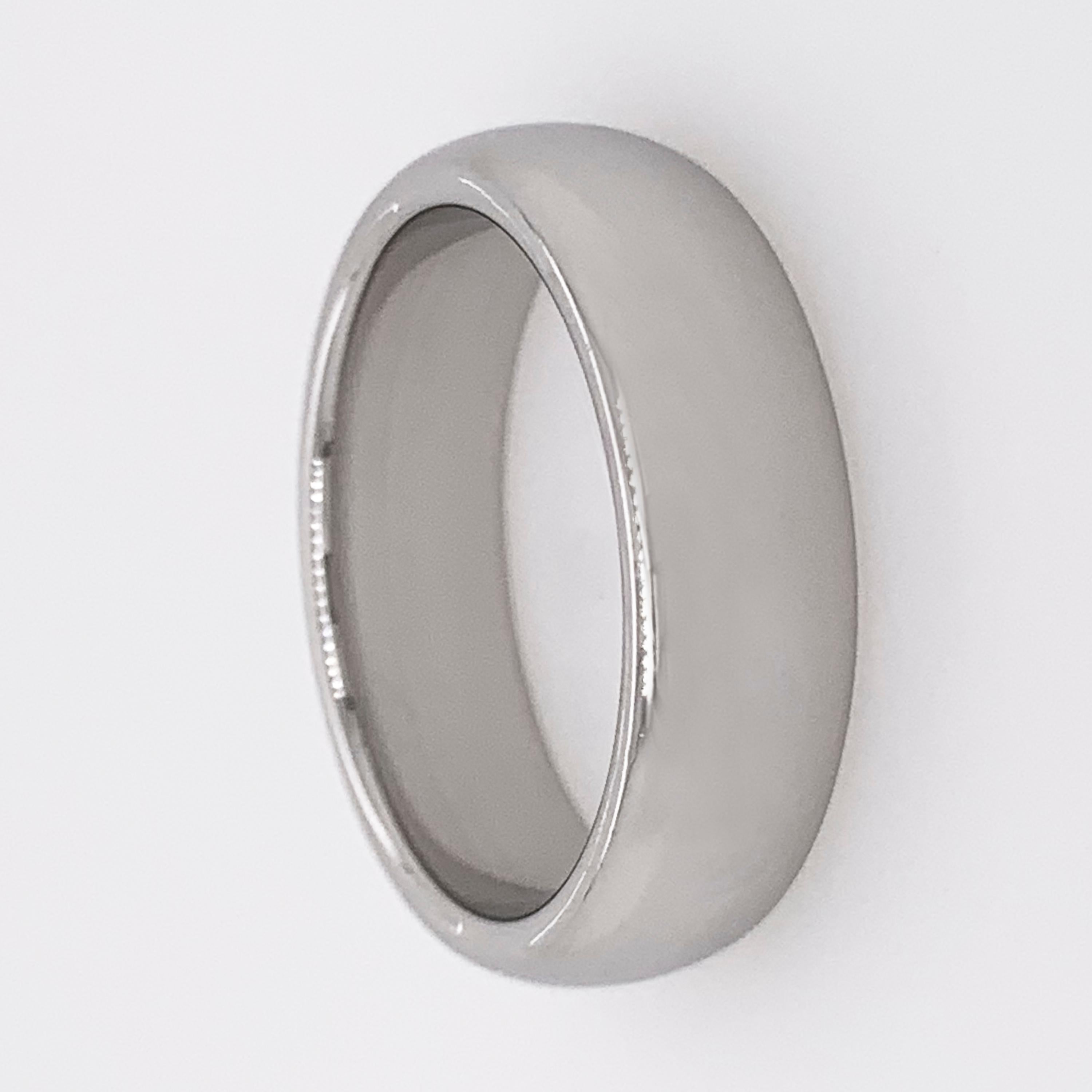 Esta sencilla pero elegante alianza de platino curvada de Tiffany & Co. es la elección perfecta para un hombre que desea una alianza de diseño sin parecer demasiado llamativo.  

6 mm de ancho.
Talla 7.5 (55 EU)
14,45 gramos.
Firmado Tiffany&Co. 
