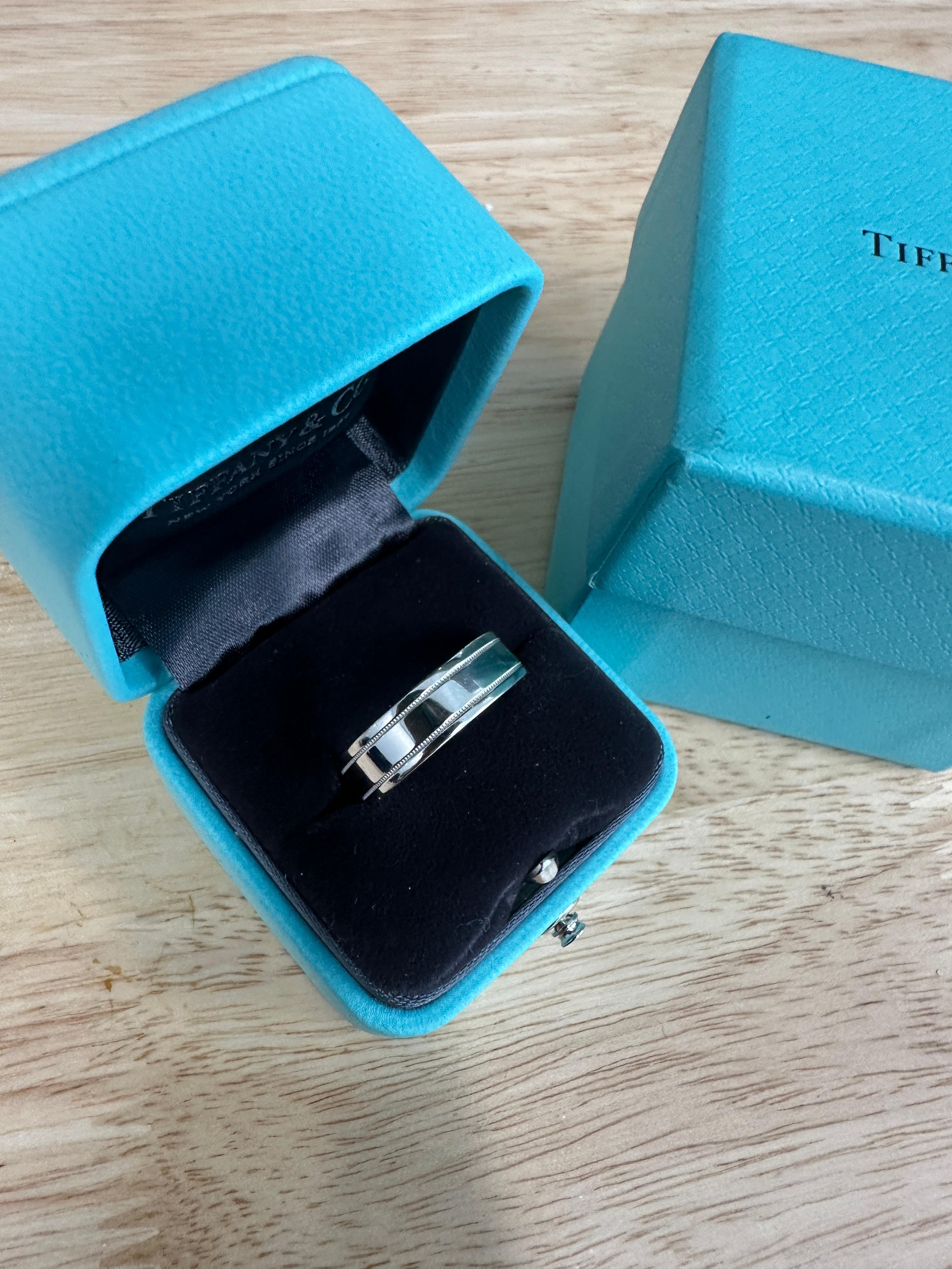 Questo classico anello a fascia da uomo di Tiffany & Co. è usato ma in condizioni incredibili. L'abbiamo lucidato professionalmente per venderlo. Viene fornito nella sua scatola blu originale. Il platino è resistente e rappresenta un'ottima scelta
