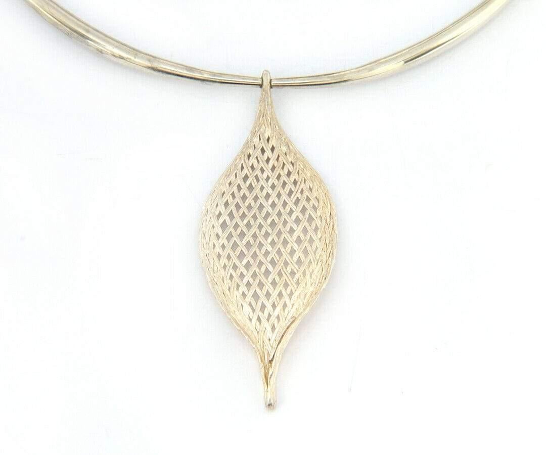 Tiffany & Co. Mesh Leaf Flex Collar Necklace in Sterling

Tiffany & Co. Mesh Leaf Flex Collar Necklace
Sterling Silver
Pendant Dimensions: Approx. 23.0 X 58.5 MM
Necklace Length: Approx. 13.0 Inches
Weight: Approx. 13.20 Grams
Stamped: TIFFANY &