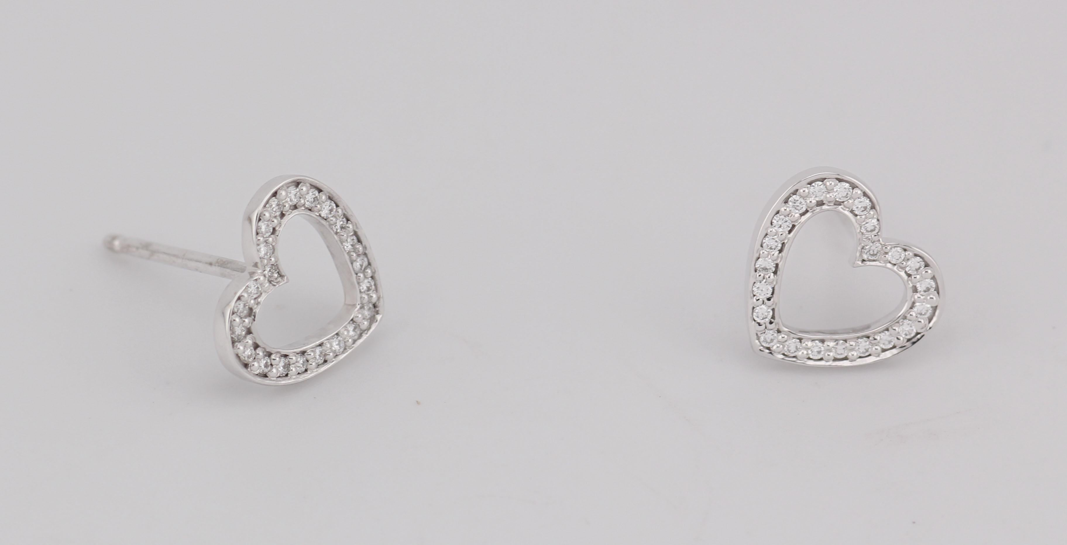 Queste scarpe Tiffany & Co. Gli orecchini Metro Open Heart sono una graziosa interpretazione di uno dei motivi più amati della maison.

Realizzato in luminoso oro bianco 18 carati, ogni orecchino presenta un cuore aperto elegantemente sagomato,