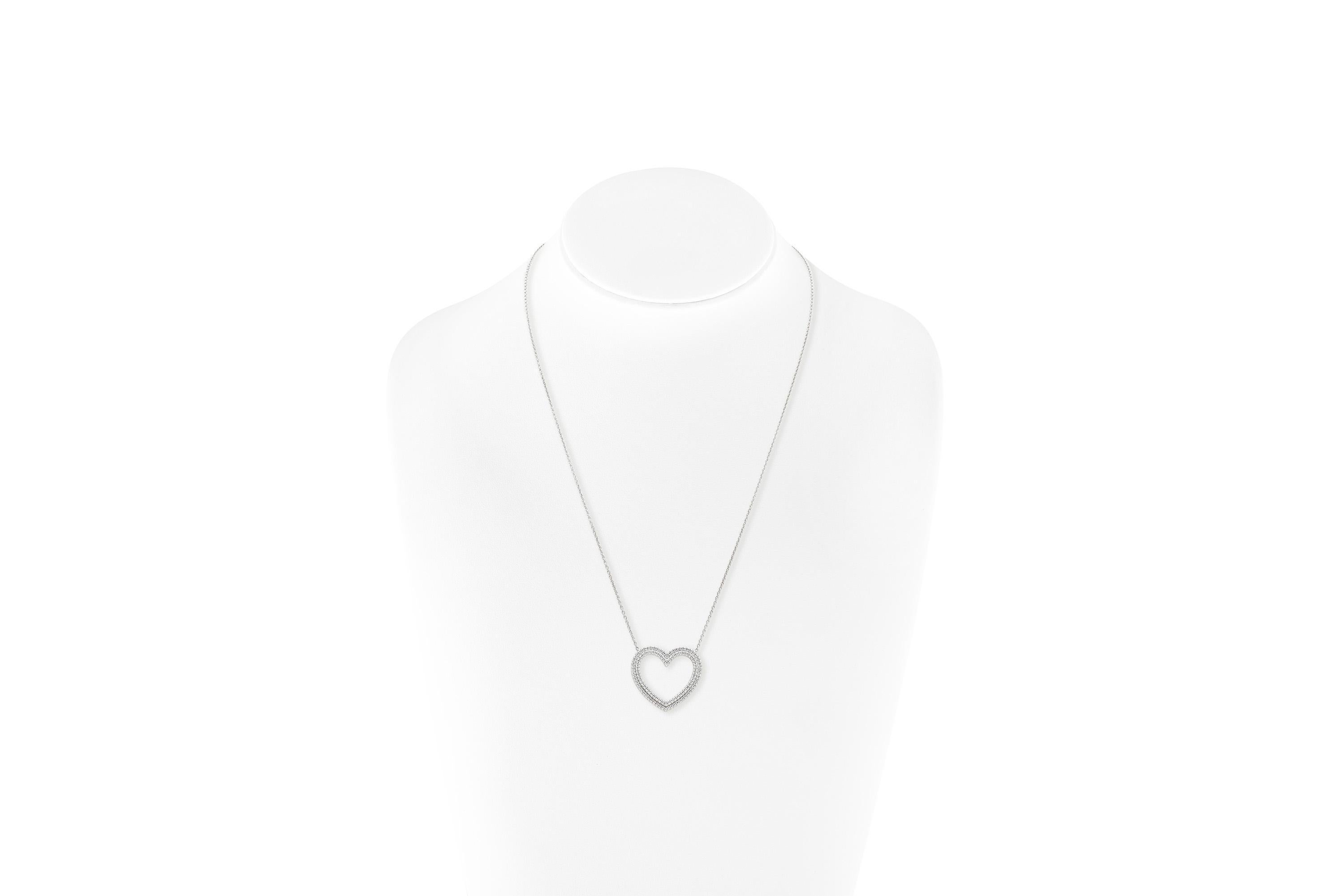 Finemente realizzato in platino con 2 file di diamanti taglio Brilliante per un peso totale di circa 1,00 carati.
Firmato da Tiffany & Co. dalla sua collezione Metro.
Collana da 19 pollici e mezzo
Ciondolo 7/8 x 1 pollice