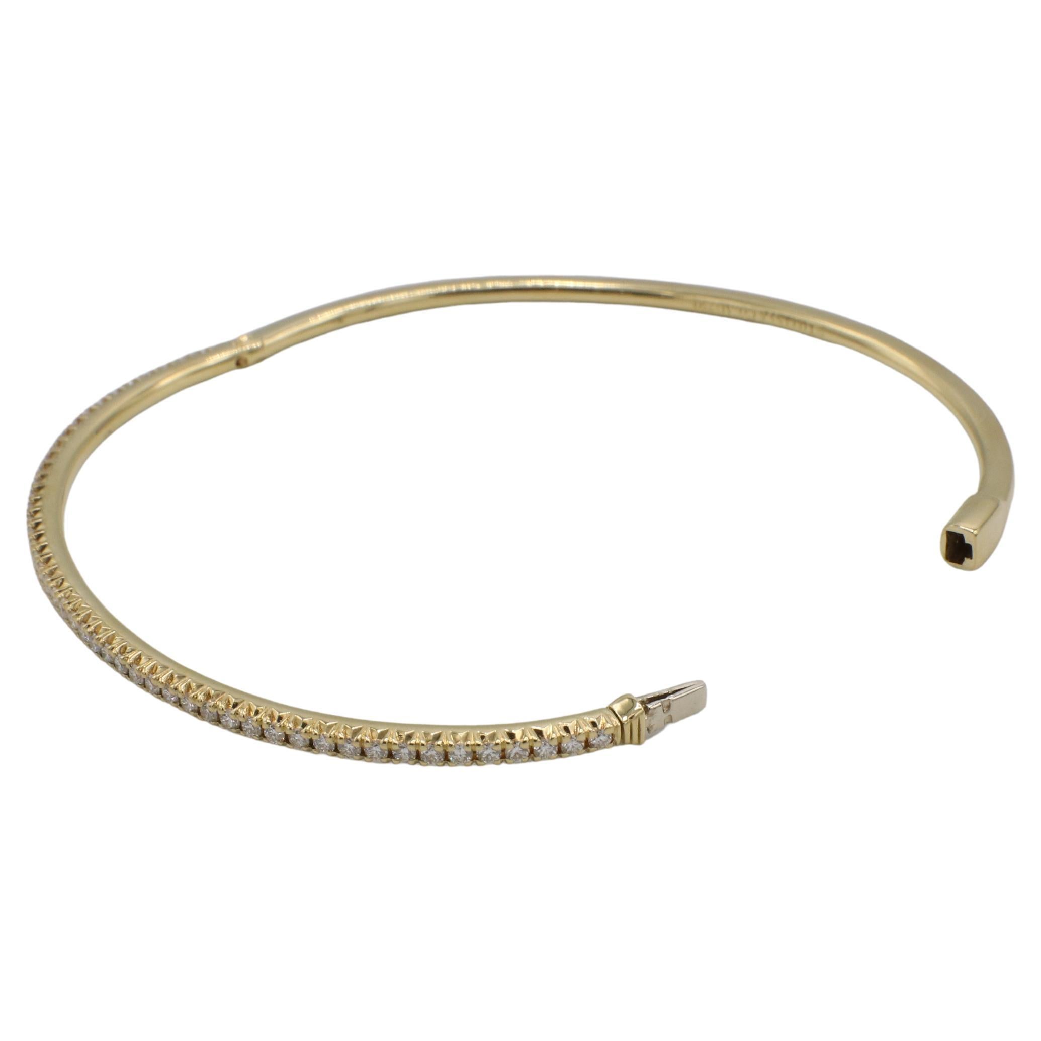 Tiffany & Co. Pulsera brazalete con bisagra Metro de oro amarillo de 18 quilates y diamantes naturales 
Metal: oro amarillo de 18 quilates
Peso: 13.5 gramos
Diamantes: 0,73 CTW D-F VVS diamantes naturales redondos
Anchura: 2.2 mm
Diámetro interior:
