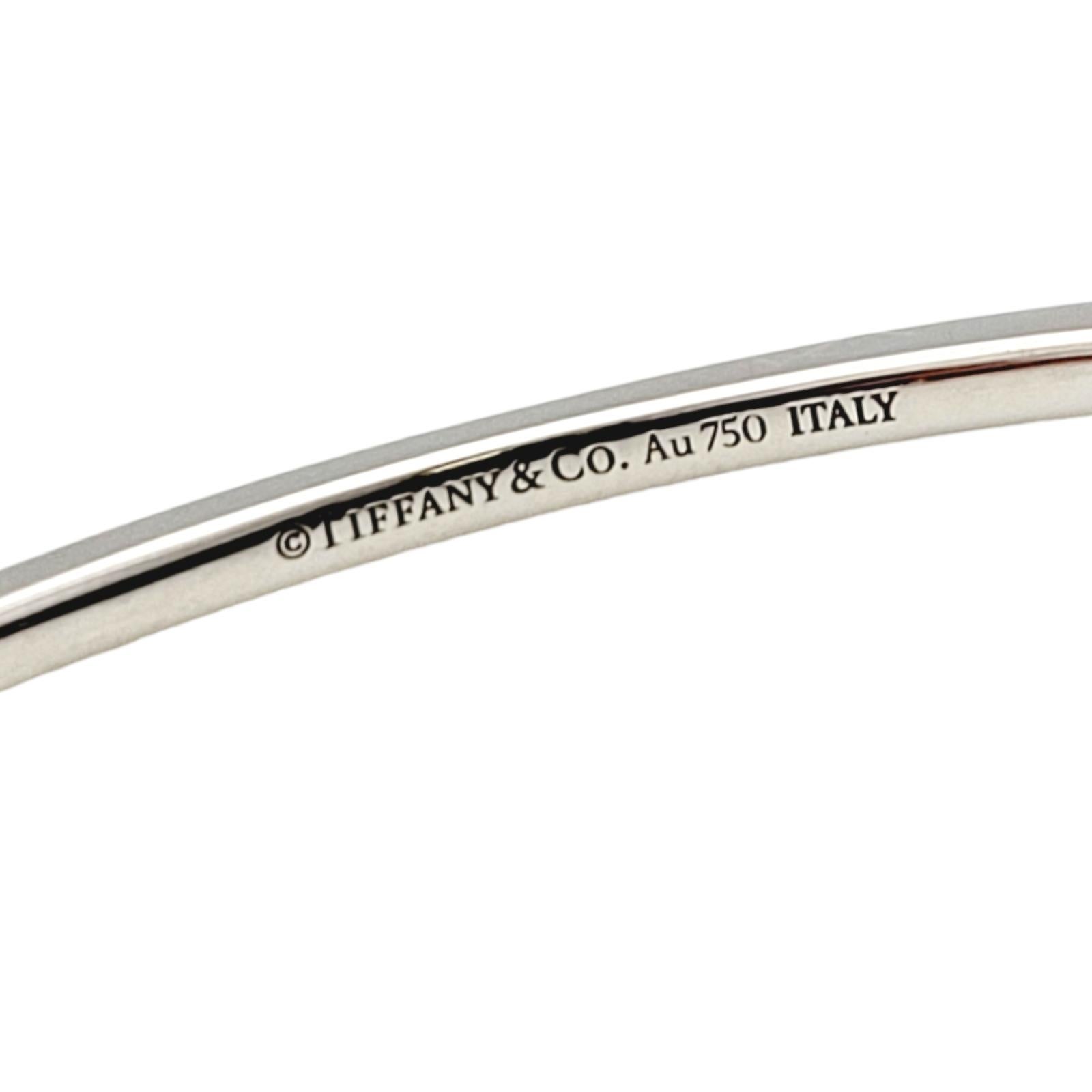 Taille ronde Tiffany & Co. Bracelet jonc Metro à charnières en or blanc 18 carats, taille moyenne en vente
