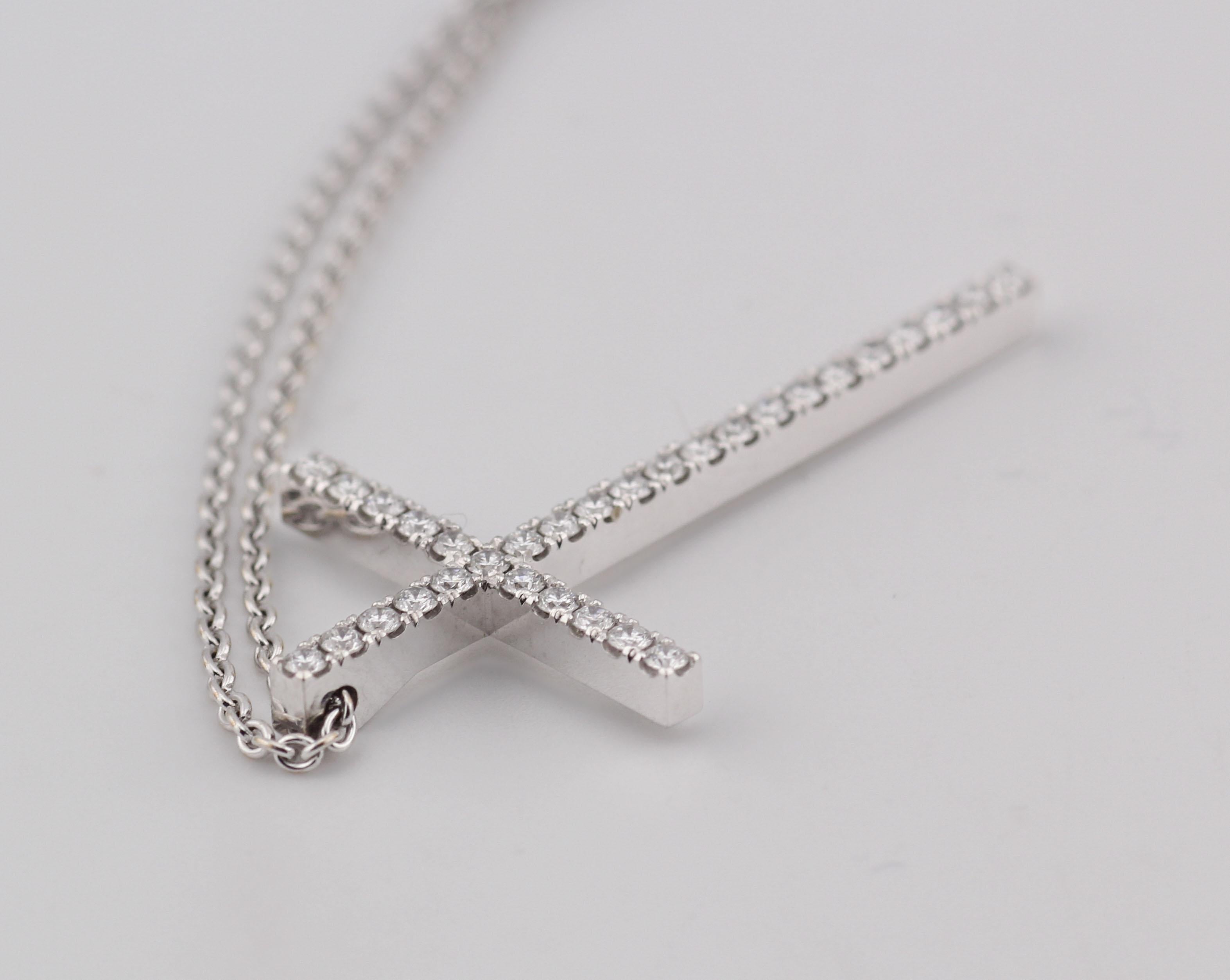 Tiffany & Co. Metro Large Diamond 18K White Gold Cross Pendant Necklace (Collier croix en or blanc 18K) en vente 5