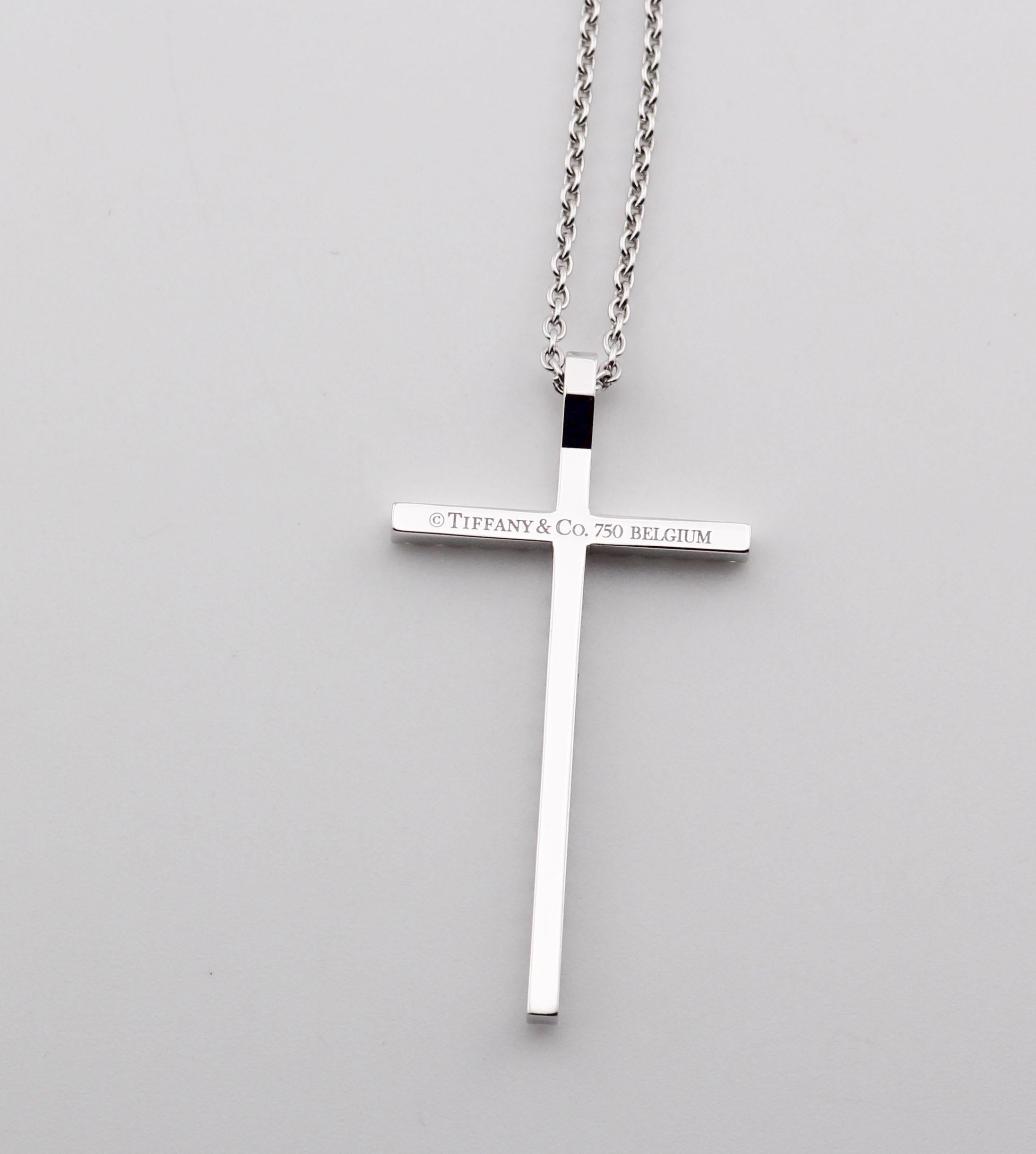 Elegante e senza tempo, la Tiffany & Co. La collana con ciondolo Metro Large Diamond è una dimostrazione della raffinata maestria artigianale e dell'etica del design minimalista della Maison. Realizzato in luminoso oro bianco 18 carati, il pendente