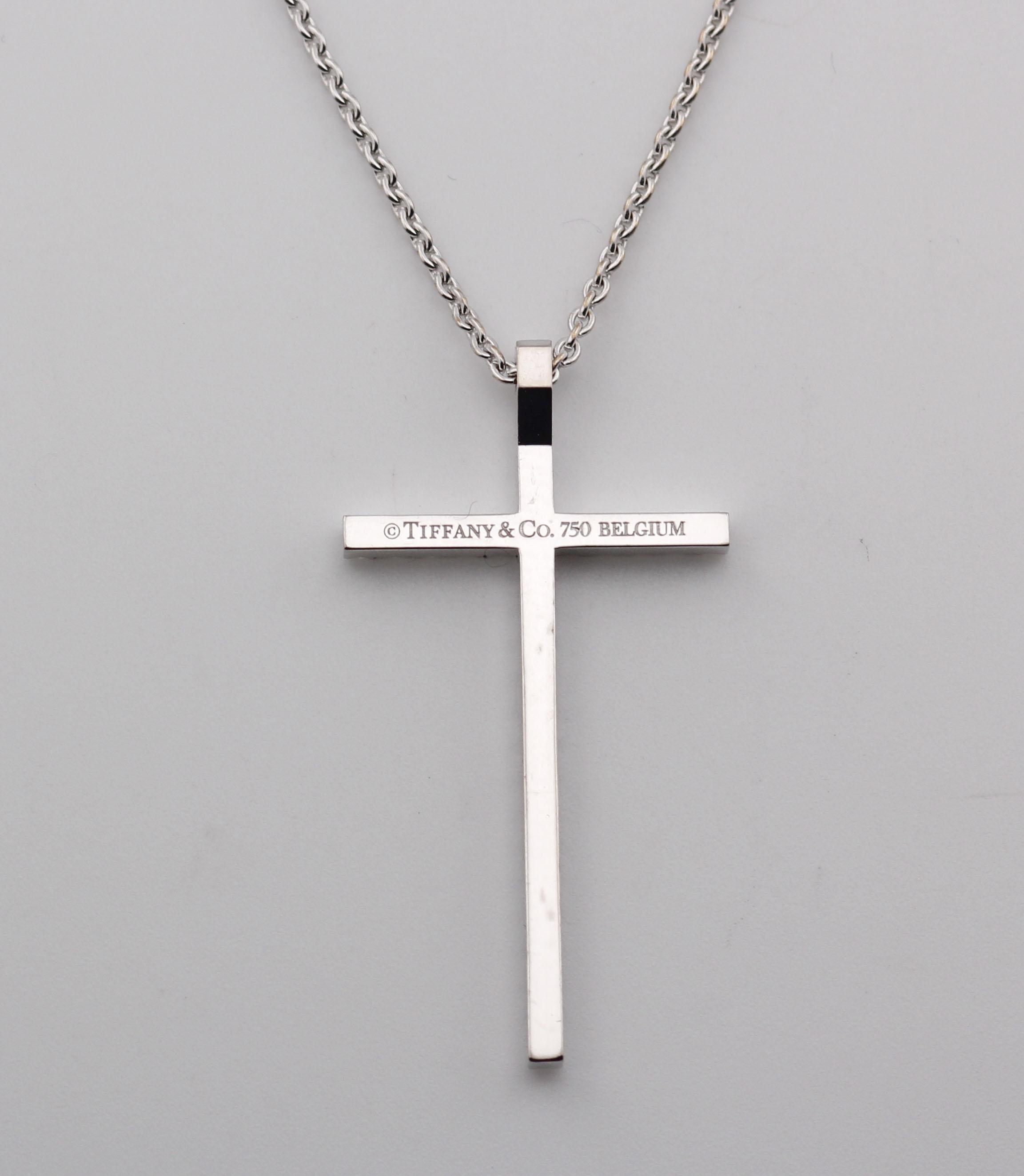 Élégante et intemporelle, la collection Tiffany & Co. Le collier pendentif Metro Large Diamond Cross met en valeur le savoir-faire raffiné de la maison et son éthique du design minimaliste. Réalisé en or blanc 18 carats lumineux, le pendentif prend