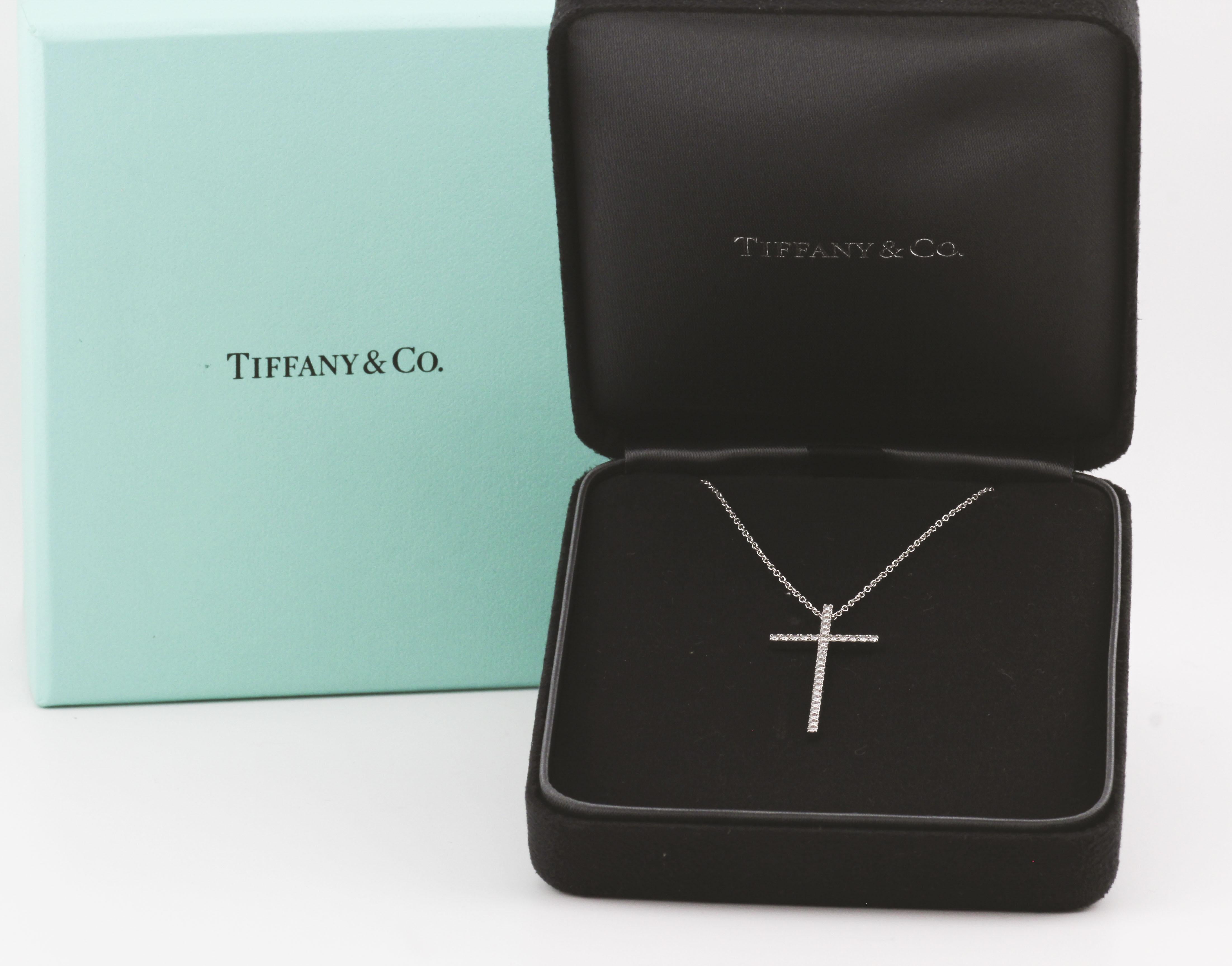 Taglio brillante Tiffany & Co. Collana con ciondolo a forma di croce Metro Large Diamond in oro bianco 18 carati in vendita