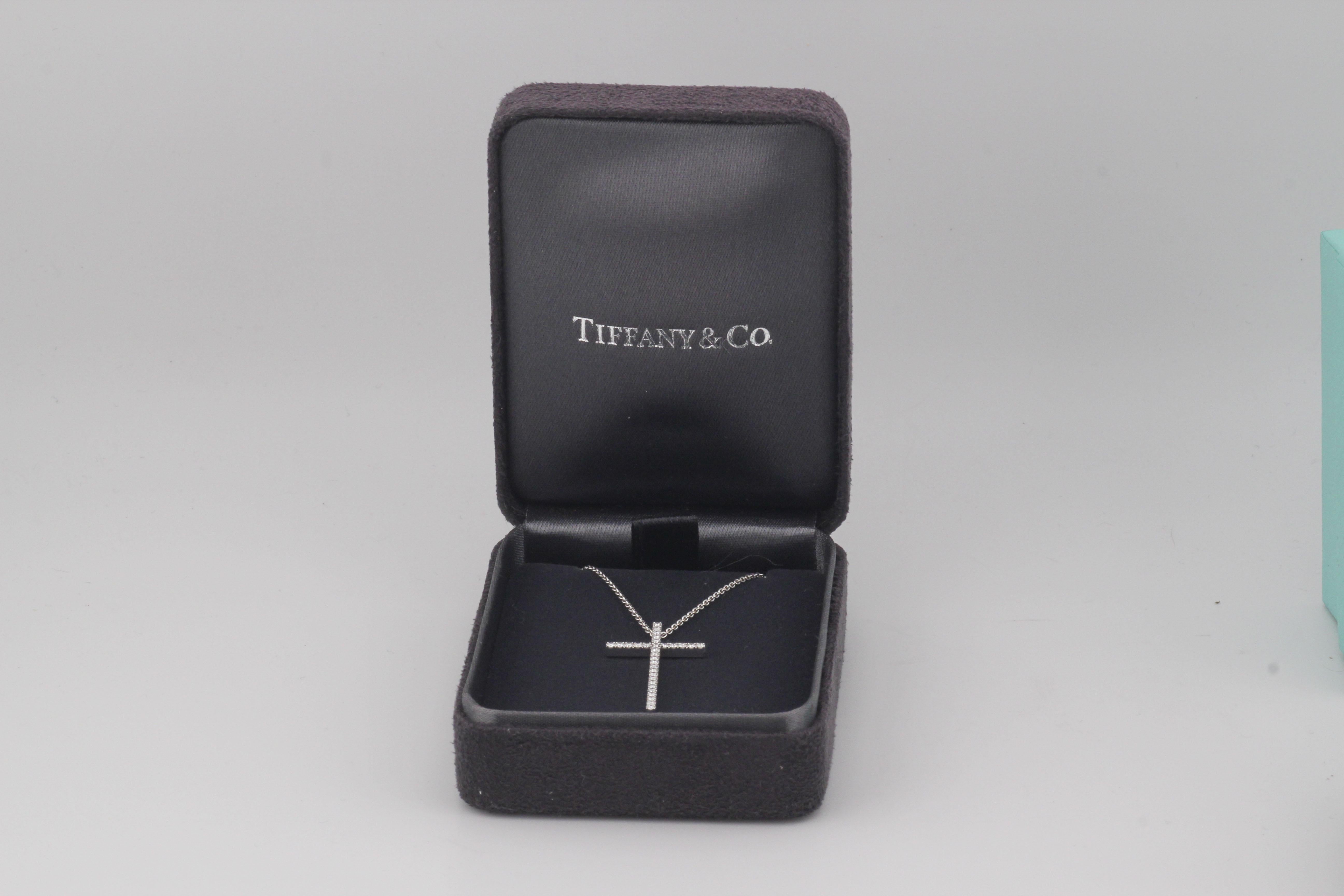Taille brillant Tiffany & Co. Metro Large Diamond 18K White Gold Cross Pendant Necklace (Collier croix en or blanc 18K) en vente