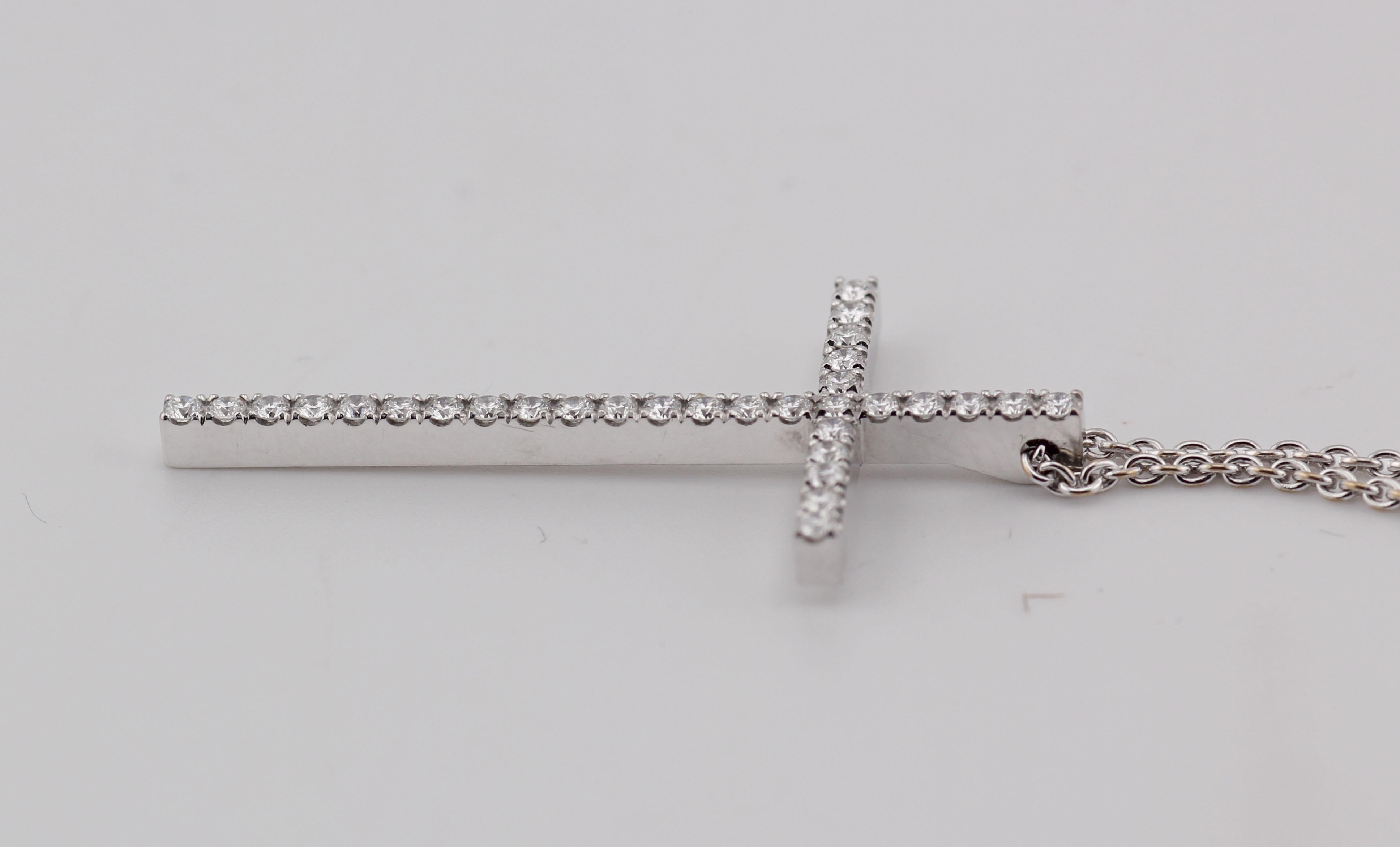 Tiffany & Co. Metro Large Diamond 18K White Gold Cross Pendant Necklace (Collier croix en or blanc 18K) en vente 1