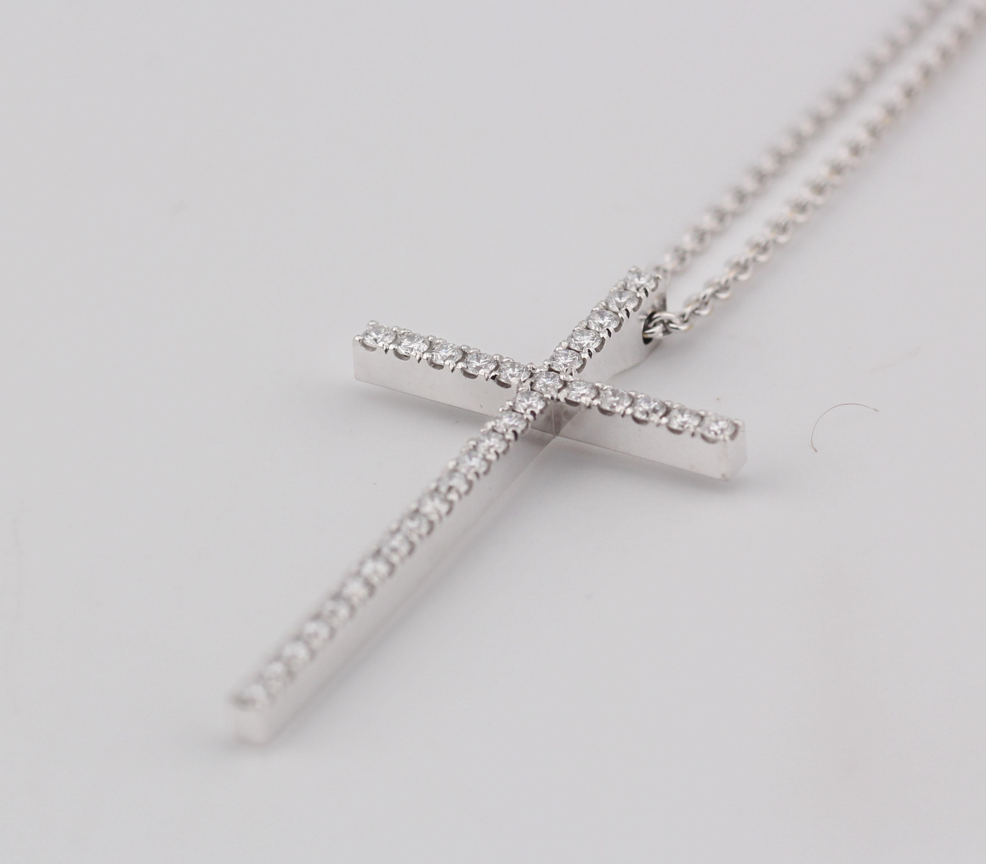 Tiffany & Co. Metro Large Diamond 18K White Gold Cross Pendant Necklace (Collier croix en or blanc 18K) en vente 2