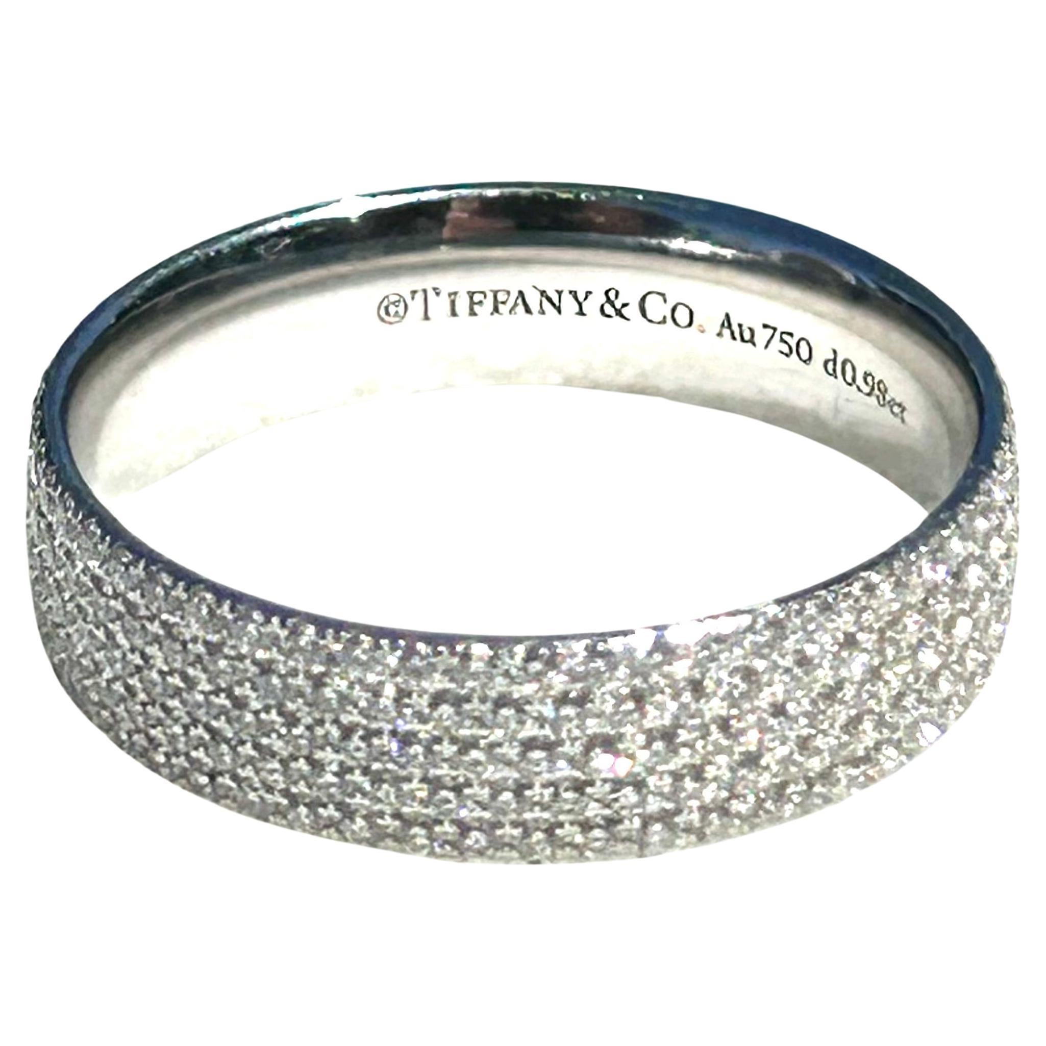 Cinco hileras de deslumbrantes diamantes hacen de este anillo una pieza impactante.
Oro blanco con diamantes brillantes redondos
Peso total en quilates .90

