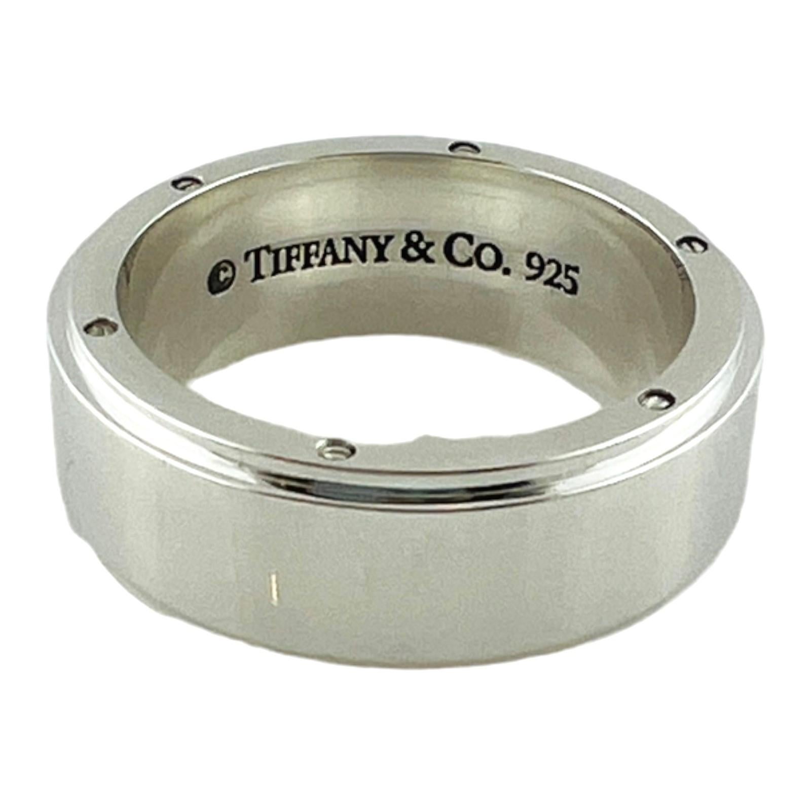 Tiffany & Co. Metropolis Sterling Silver Men's Band

Size 13

This men's sterling silver band is approx. 9mm wide

Stamped c Tiffany & Co. 925

12.7 dwt / 19.75 g

Very good pre owned condition

Will come shipped in a gift box priority mail with