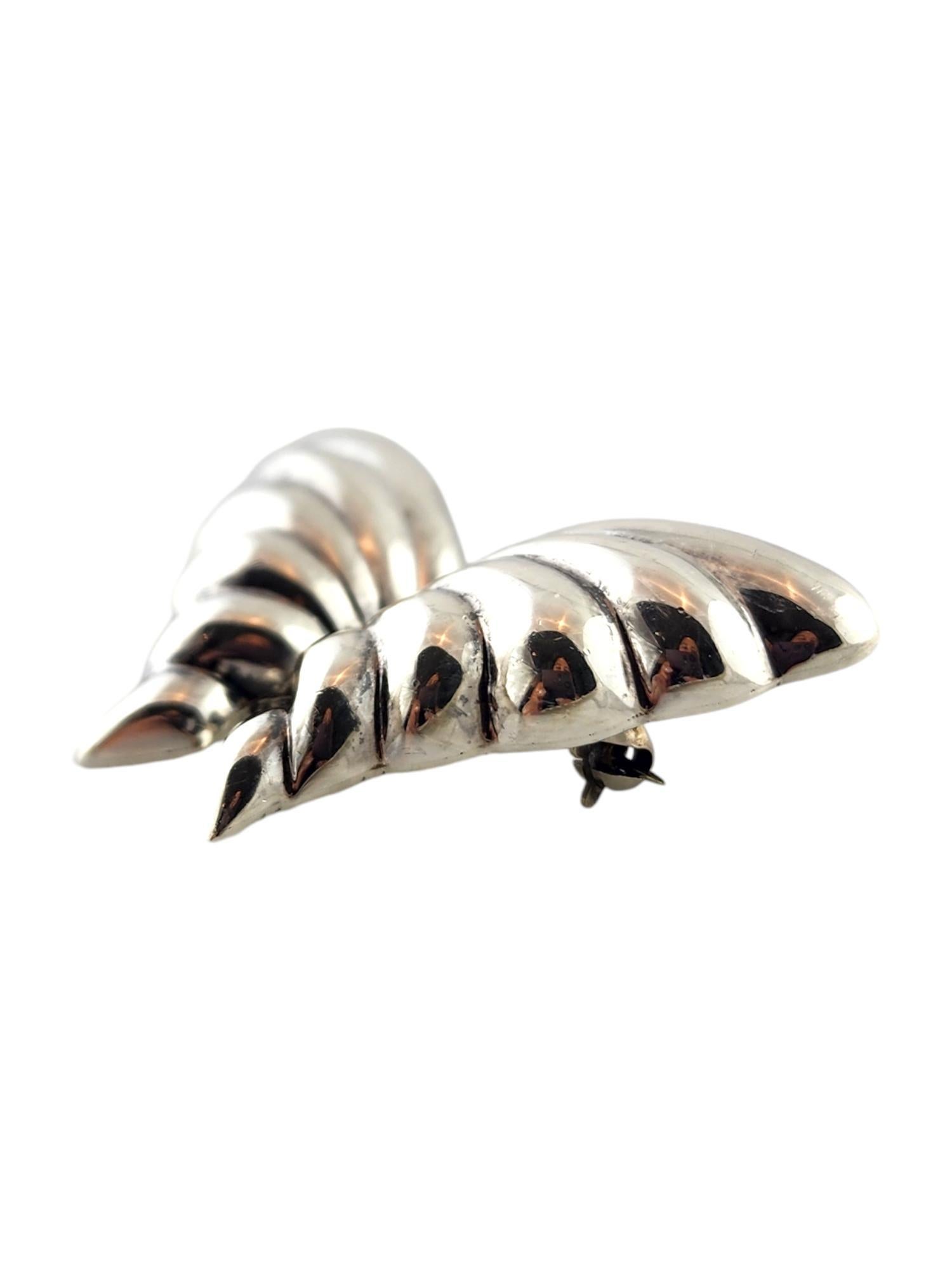 Tiffany & Co Sterling Silver Butterfly Brooch Pin 

This gorgeous butterfly brooch pin was meticulously crafted from sterling silver by amazing designer Tiffany & Co!

Size: 29.0mm X 43.8mm X 5.75mm

Weight: 6.10 dwt/ 9.48 g

Hallmark: Sterling