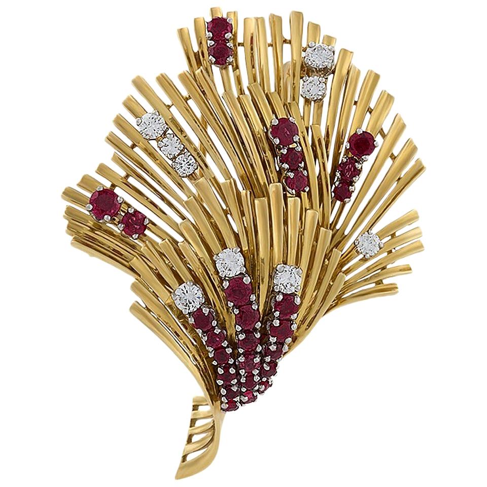 Tiffany & Co. Broche en or, diamants et rubis du milieu du XXe siècle en vente