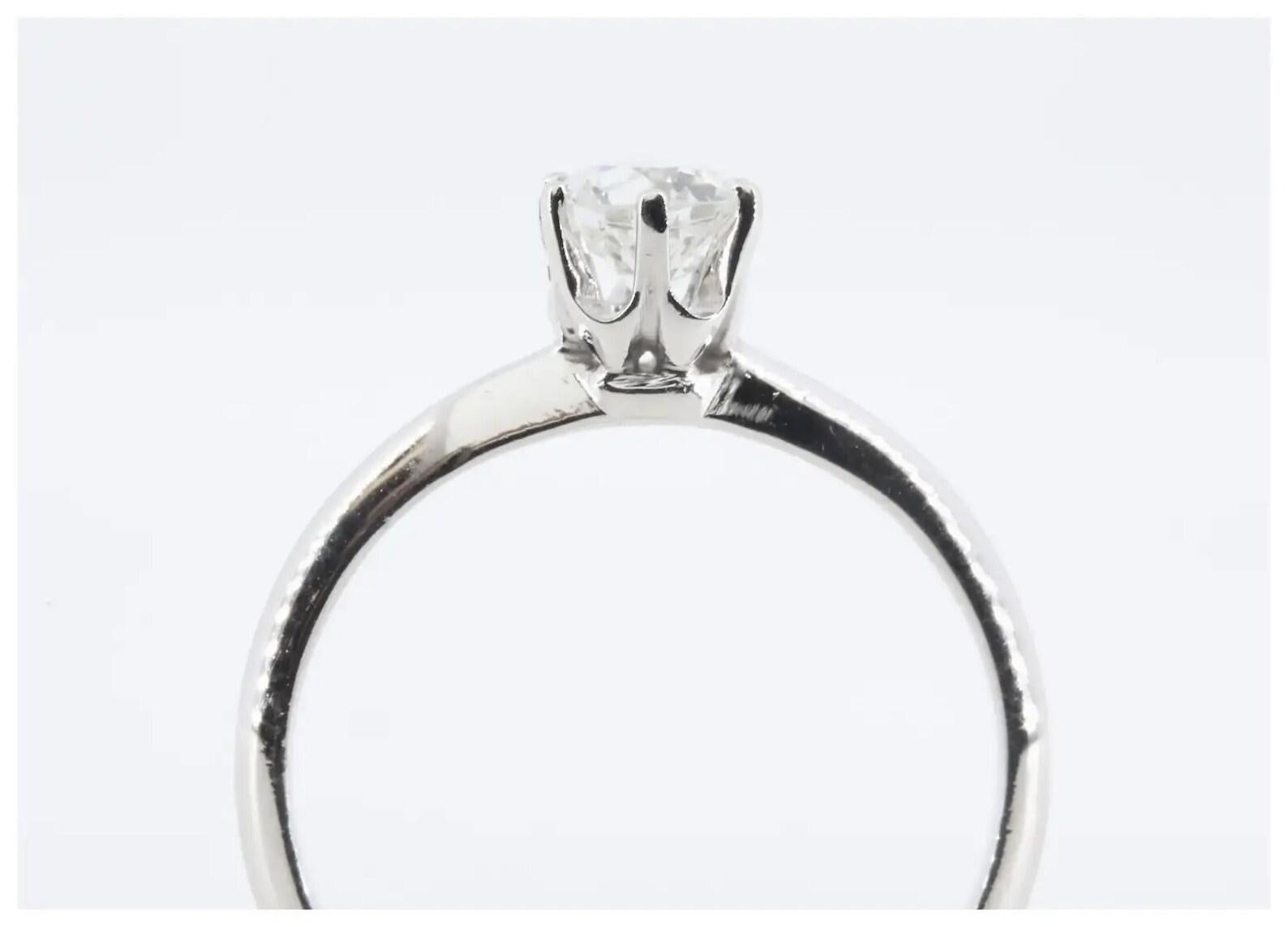 Taille vieille Europe Tiffany & Co Bague de fiançailles solitaire en platine avec diamants de 0,47 carat, milieu du siècle dernier en vente