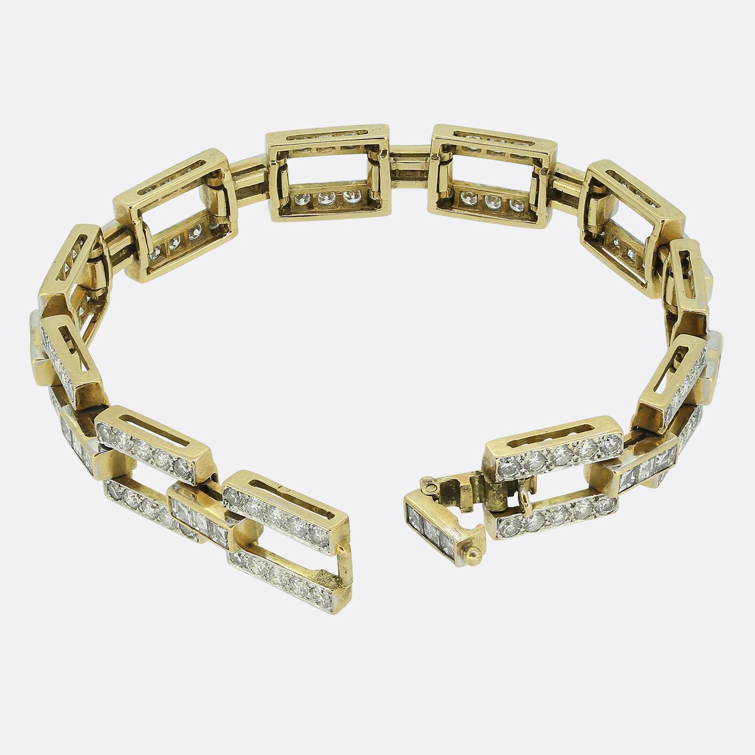 Aquí tenemos una magnífica pulsera vintage del mundialmente conocido diseñador de joyas Tiffany & Co. Fabricado en oro amarillo de 18 quilates a mediados del siglo XX, presenta un diseño geométrico con eslabones alternados. Cada eslabón está