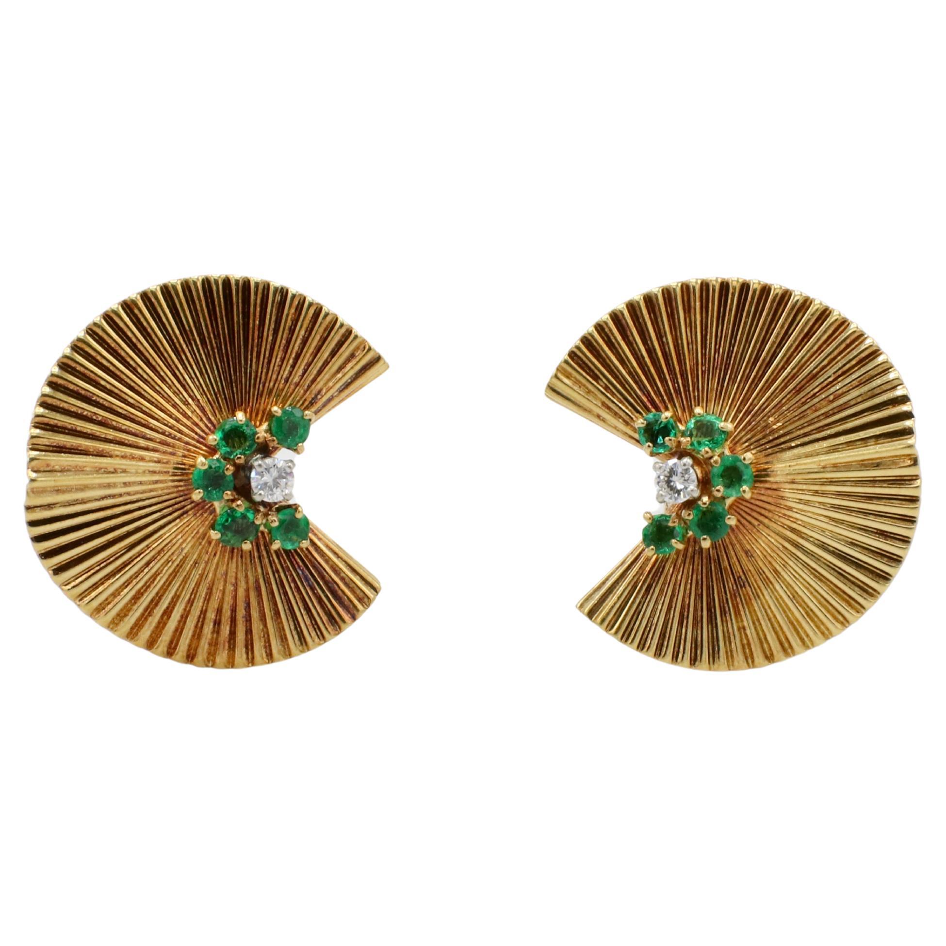 Tiffany & Co. George Schuler Mid-Century Retro Grüner Smaragd & Natürlicher Diamant 18K Gold Fächer-Ohrringe 
Metall: 18k Gelbgold
Gewicht: 12,16 Gramm
Diamanten: Ca. 0.14 CTW G VS runde natürliche Diamanten
Abmessungen: 20 x 23mm
Rückseiten: