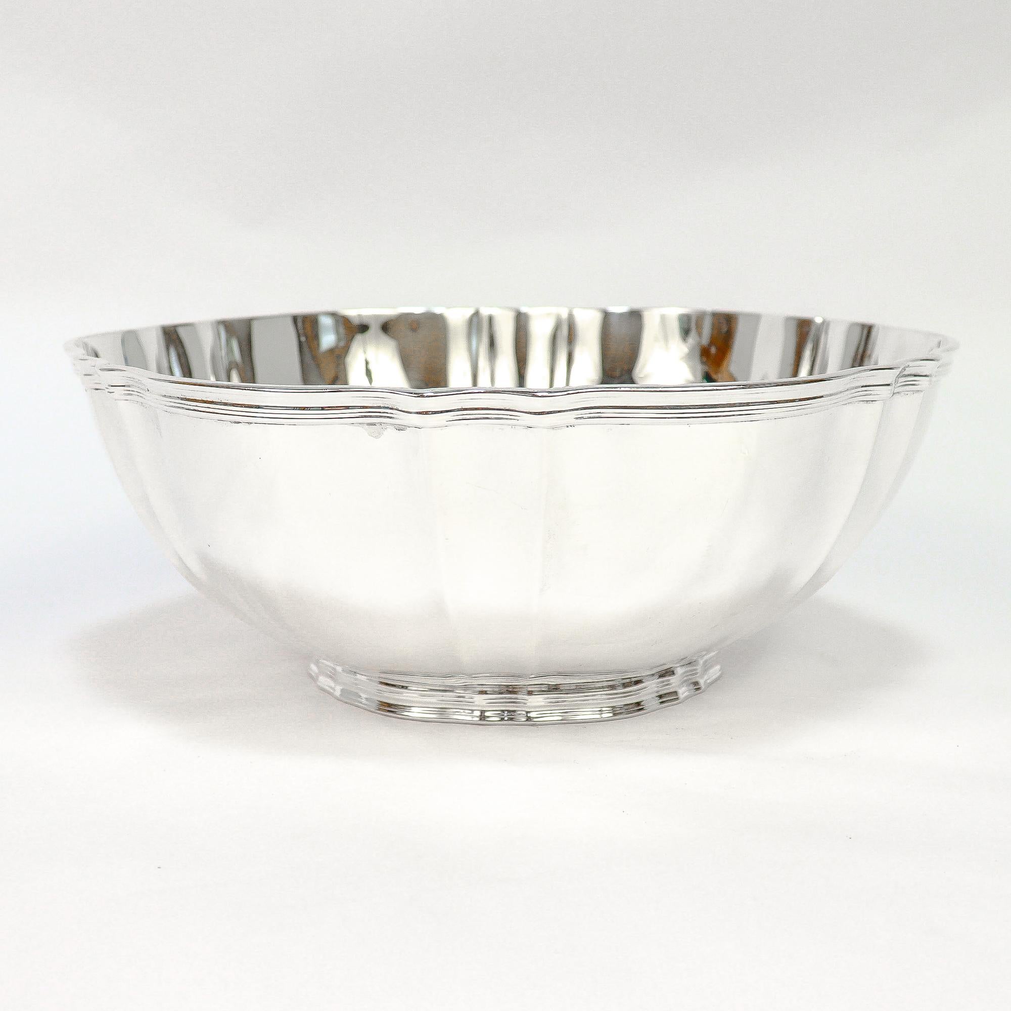 Feine signierte Obstschale aus Silber.

Von Tiffany & Co.

Aus Sterlingsilber.

Mit einem geformten Rand und gelappten Wänden.

Vollständig auf dem Sockel markiert.

Einfach wunderschönes Tiffany-Design!

Datum: 
Mitte des 20.