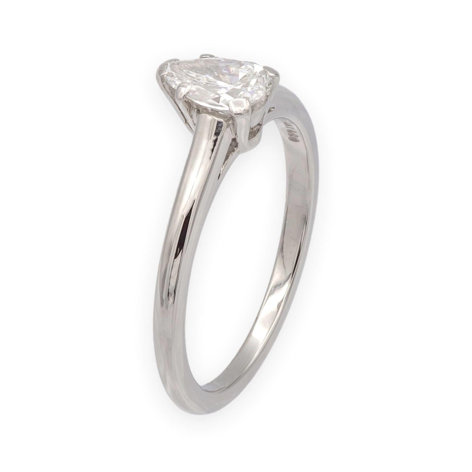 Questo anello di fidanzamento di metà secolo di Tiffany & Co. presenta un diamante a forma di pera da 0,54 carati in una montatura solitaria a sei punte realizzata in platino temprato all'iridio. Questo design esemplifica lo stile classico degli