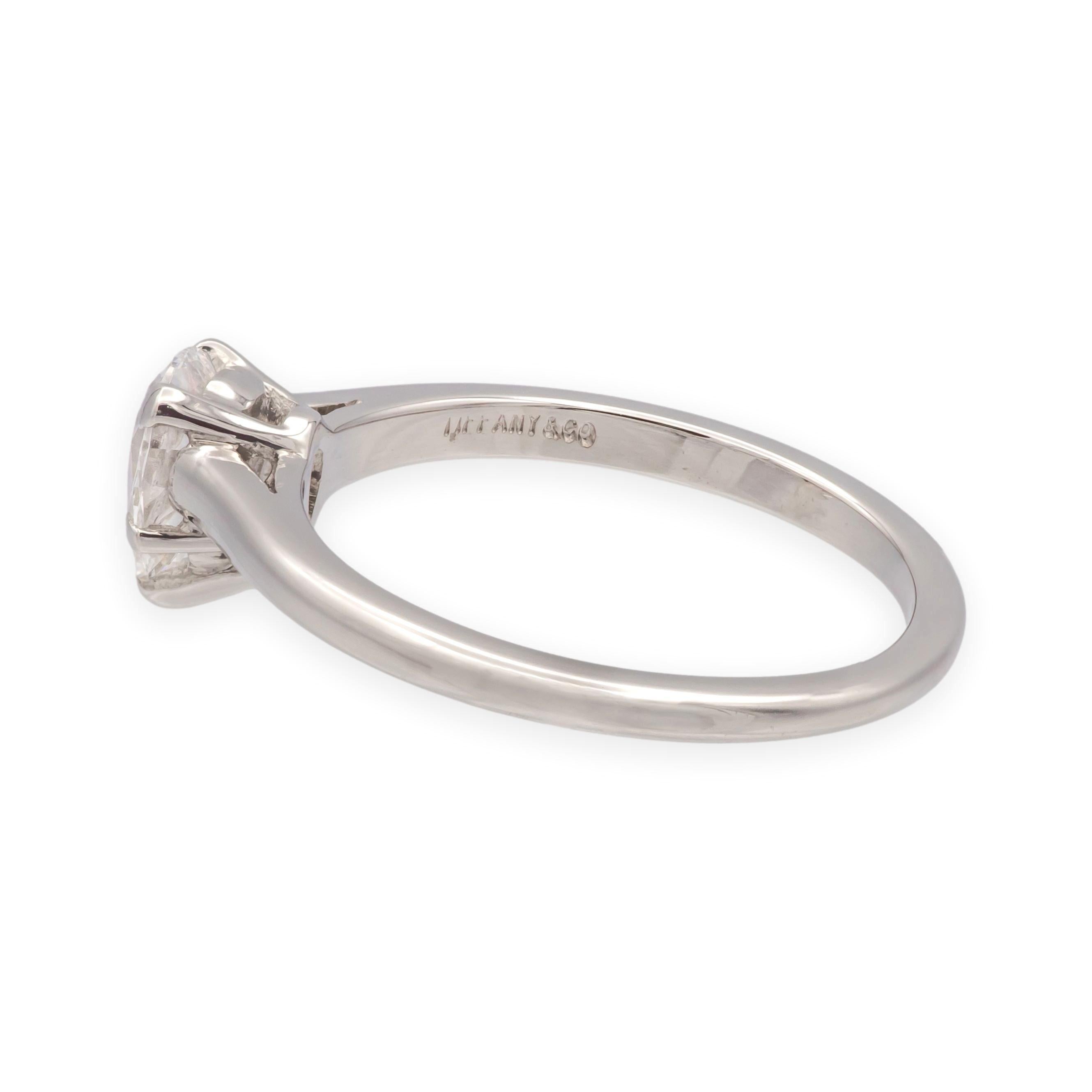 Donna Tiffany & Co. Anello di fidanzamento in platino di metà secolo con diamante a forma di pera da 0,54 carati in vendita