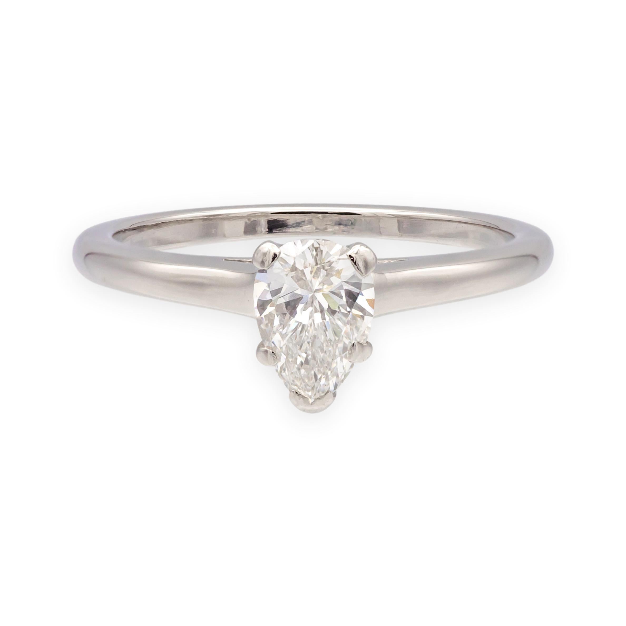 Tiffany & Co. Anello di fidanzamento in platino di metà secolo con diamante a forma di pera da 0,54 carati in vendita