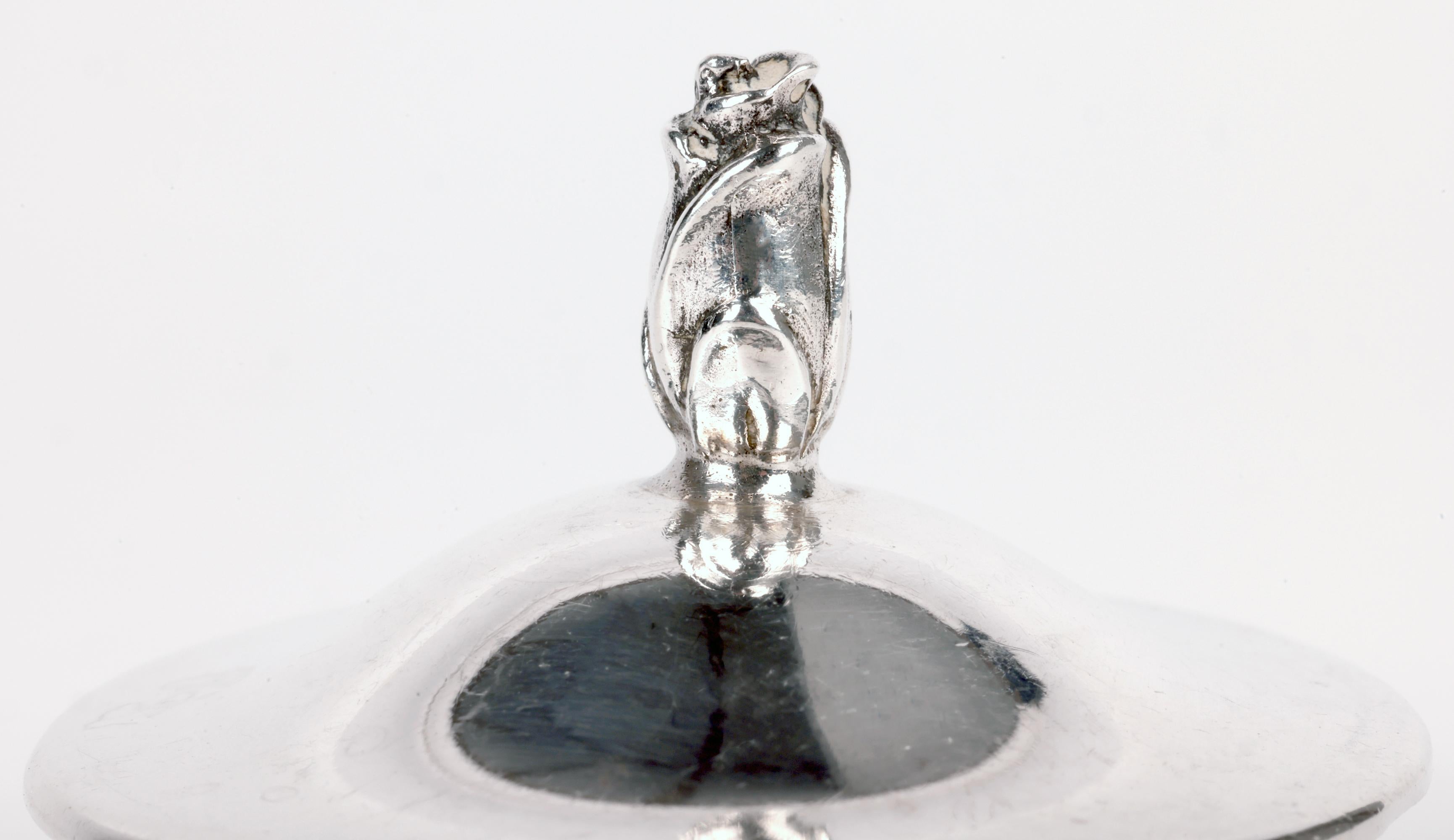 Una deliziosa ciotola in miniatura con coperchio in argento sterling della rinomata e ricercata Tiffany & Co. datata tra il 1956 e il 1965. La ciotola ha una forma arrotondata che poggia su una stretta base piatta e arrotondata ed è di forma