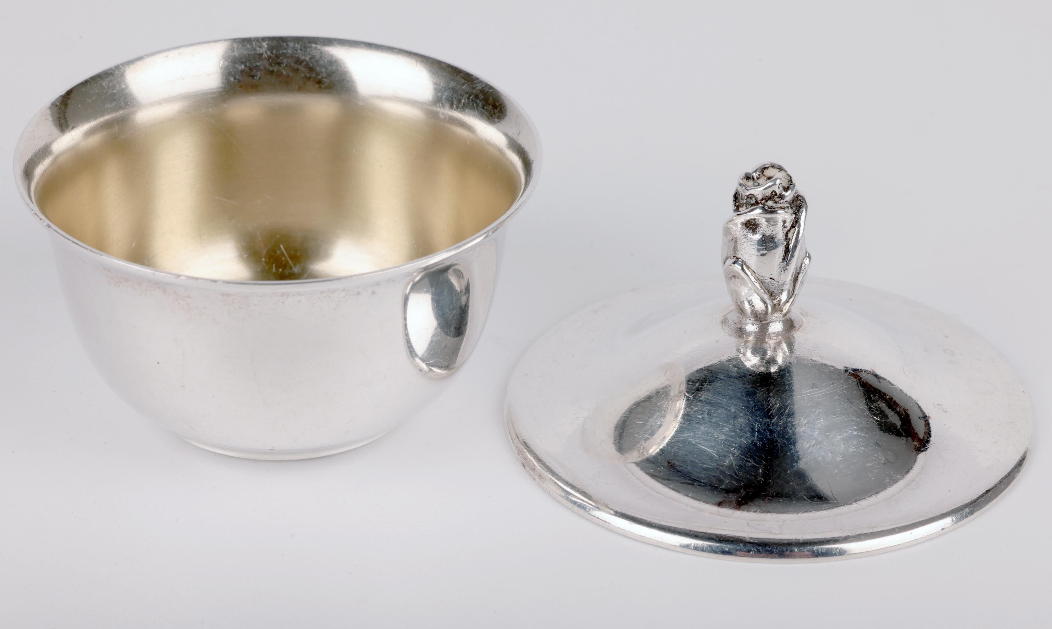 XX secolo Tiffany & Co. Ciotola in miniatura con coperchio in argento di metà secolo in vendita
