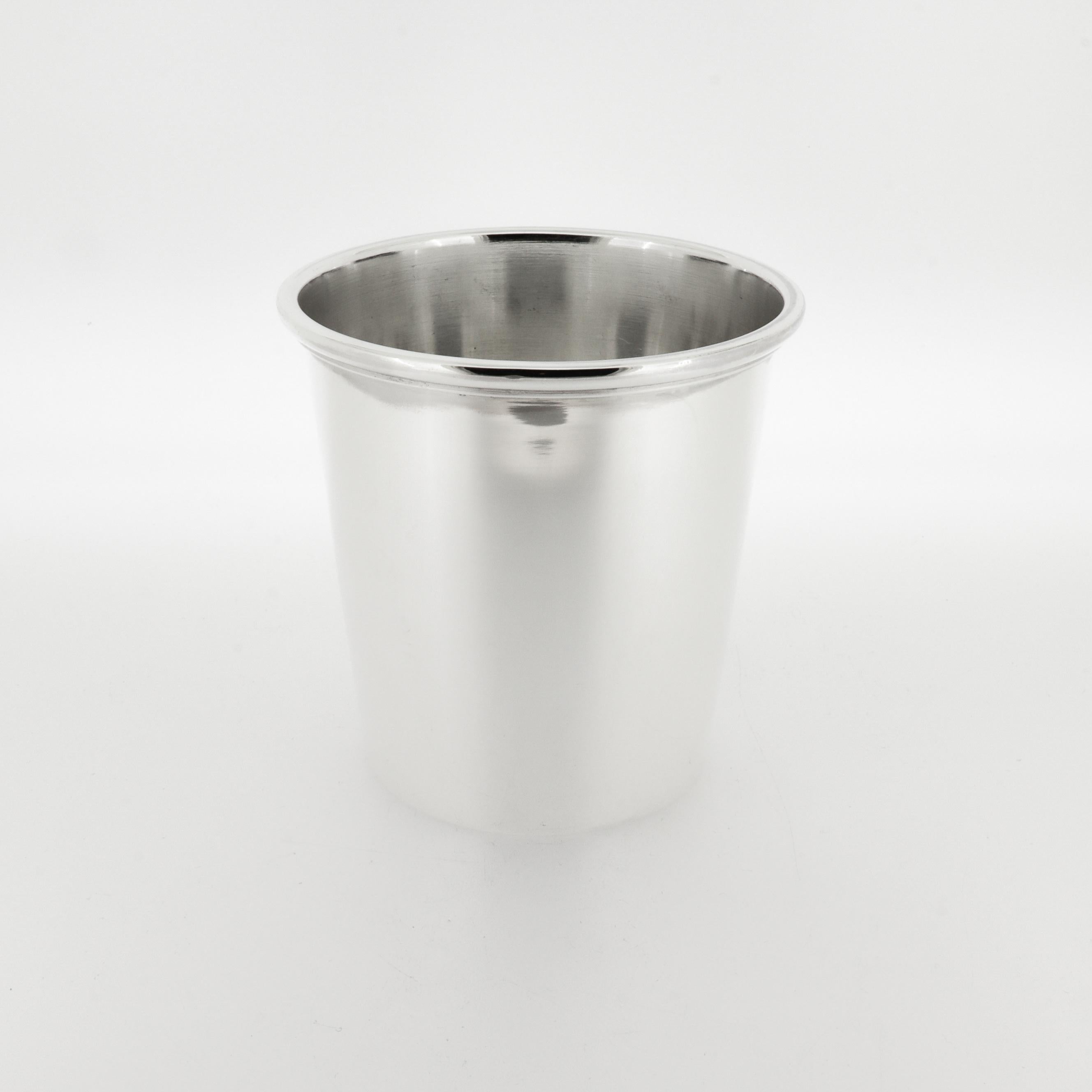 Un'elegante coppa da menta d'argento d'epoca firmata.

In argento sterling.

Da Tiffany & Co.

Completamente marcato alla base.

Una tazza d'argento semplicemente meravigliosa!

Data:
20° secolo

Condizioni generali:
Nel complesso è in buone