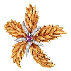 Tiffany & Co. Spilla in oro 18 carati con motivo floreale a pigna di metà secolo