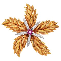 Tiffany & Co. Spilla in oro 18 carati con motivo floreale a pigna di metà secolo