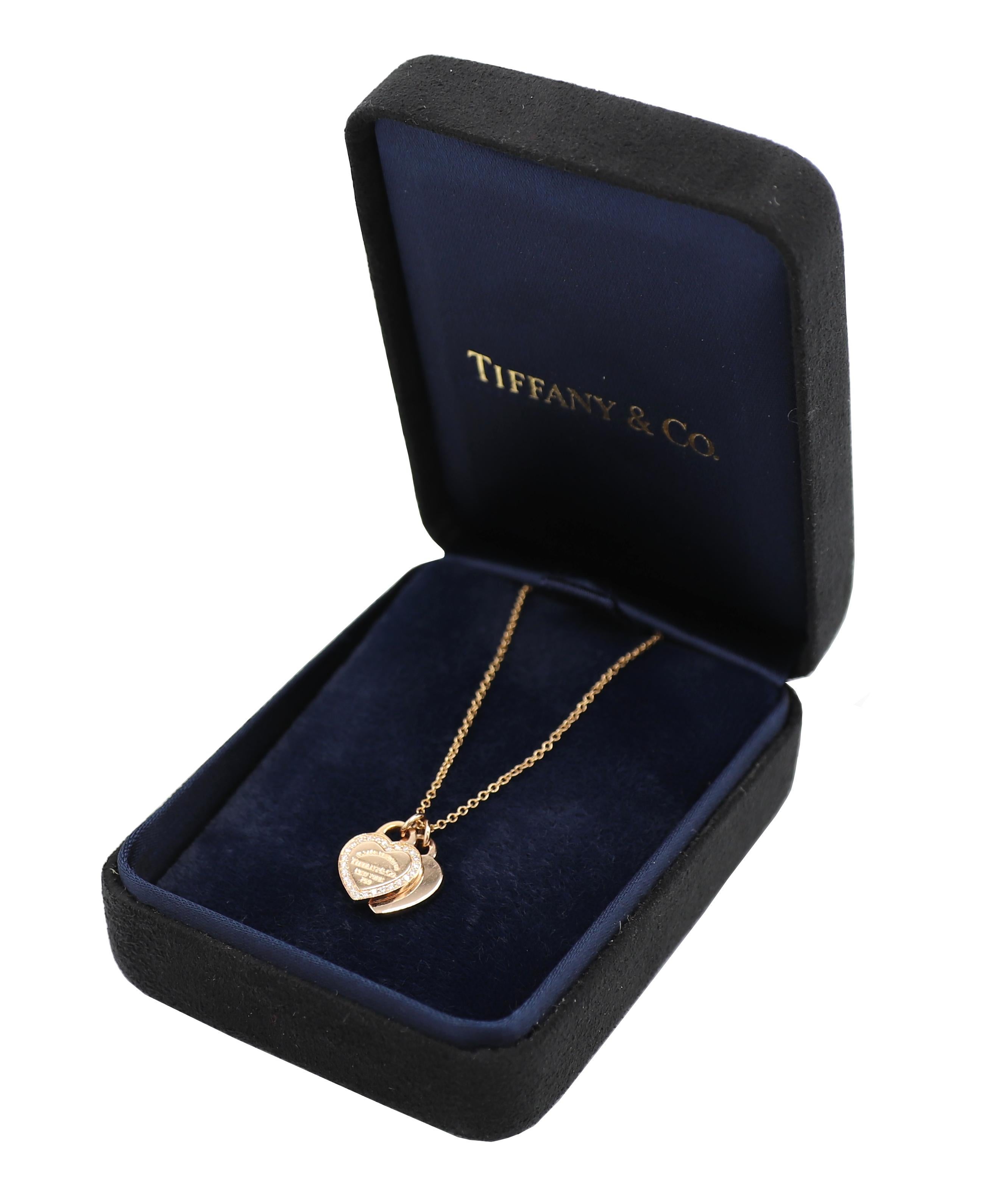 Taille ronde Tiffany & Co. Mini pendentif étiquette à double cœur en or rose et diamants 