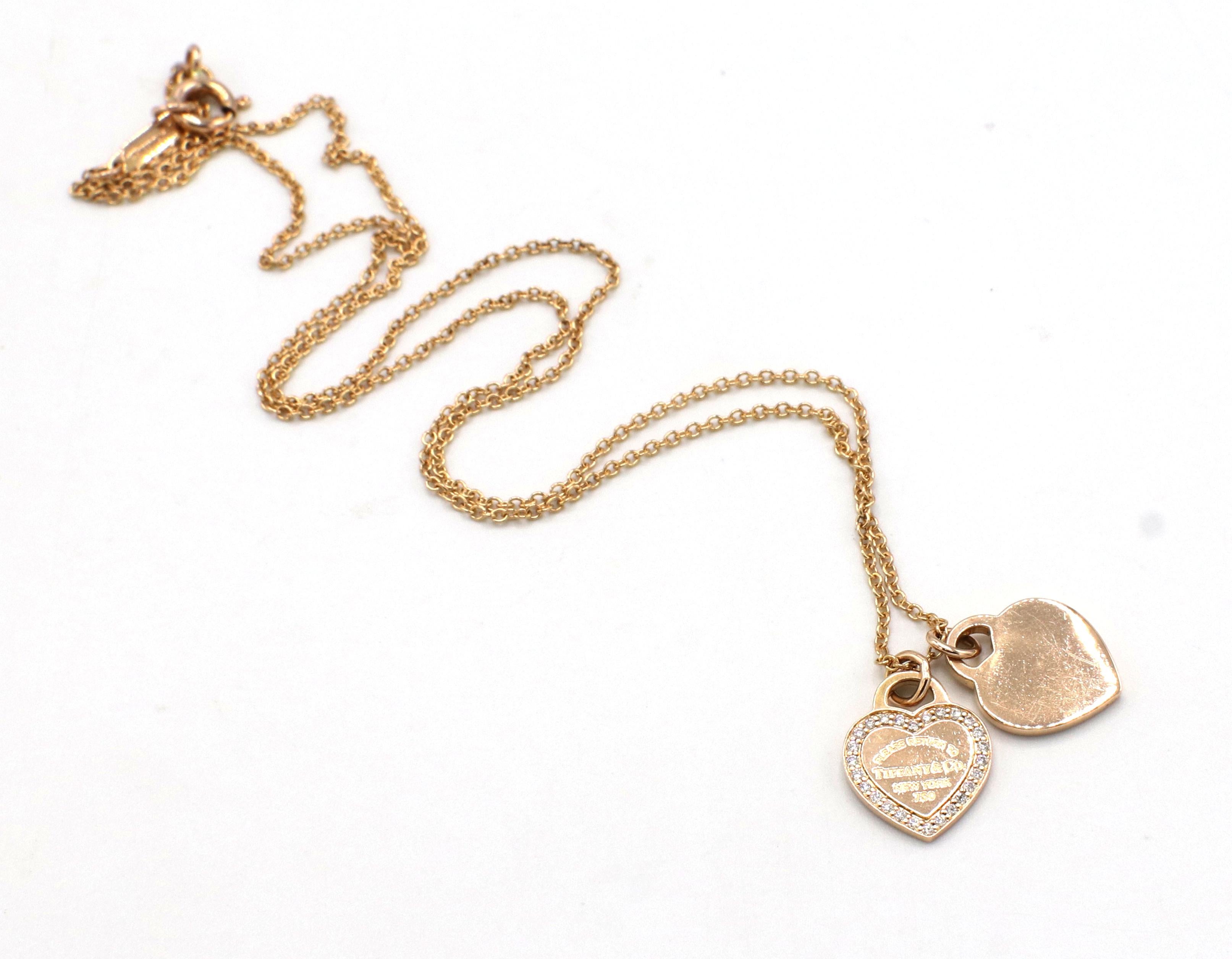 Tiffany & Co. Mini pendentif étiquette à double cœur en or rose et diamants  Excellent état à  Baltimore, MD