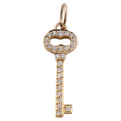 Tiffany & Co. Clés modernes Pendentif clé ronde ouverte en or rose avec diamant naturel
