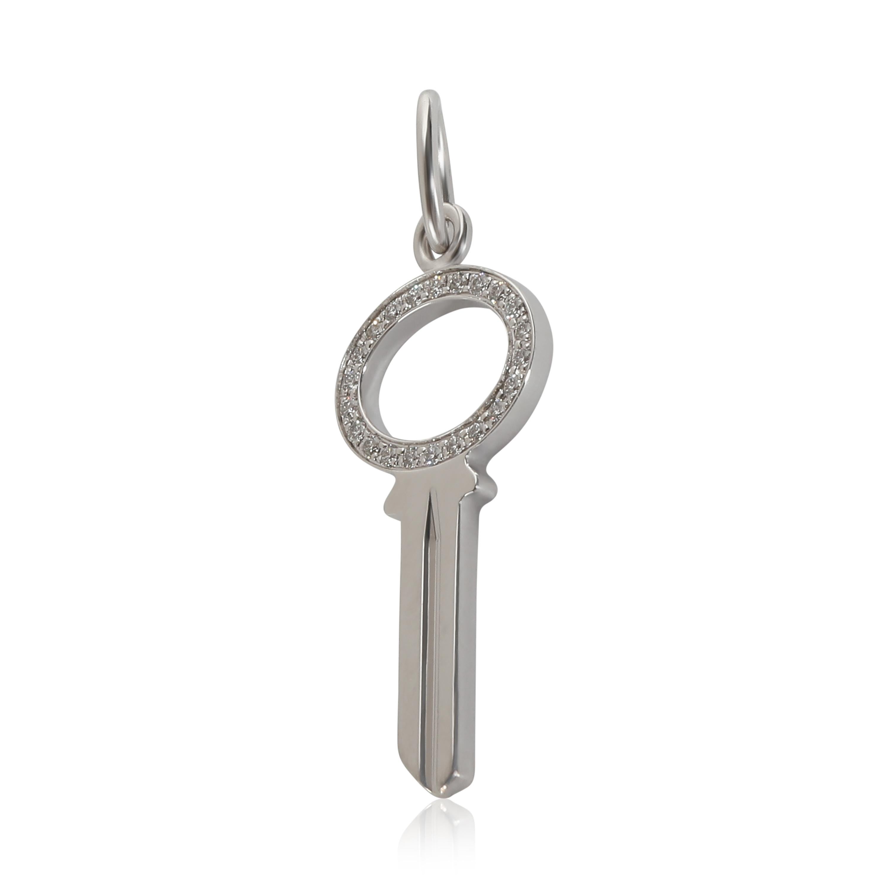 Tiffany & Co. Ciondolo moderno a forma di mini chiave in oro bianco 18 carati 0,05 CTW In condizioni ottime in vendita a New York, NY
