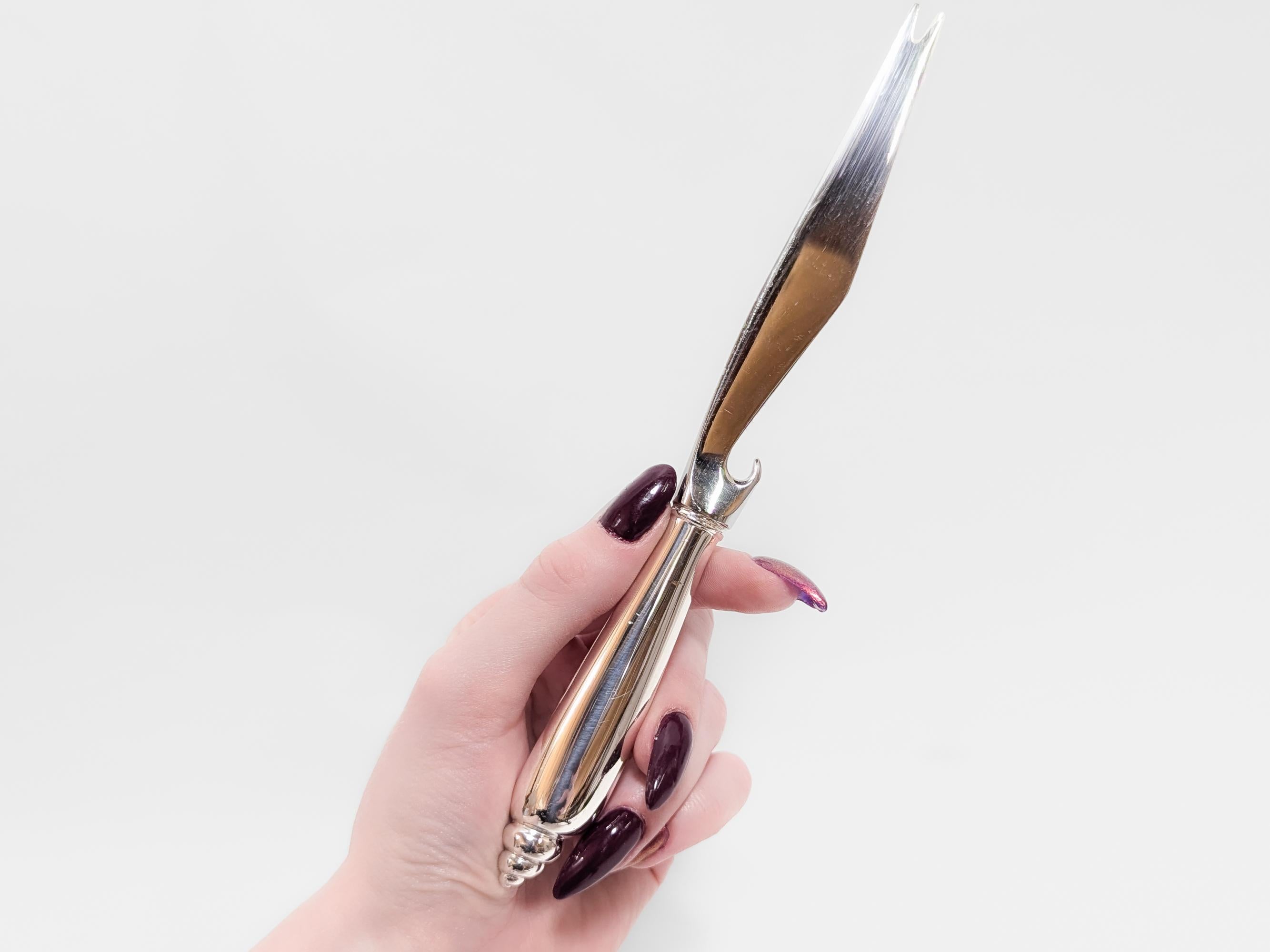 A fine signed vintage designer bar knife.

By Angela Cummings for Tiffany & Co.

In the 'Modern Shell' pattern.

In sterling silver with a hollow handle with in the form of a shell or mollusc spire.

Fully marked.

Simply wonderful Tiffany design!