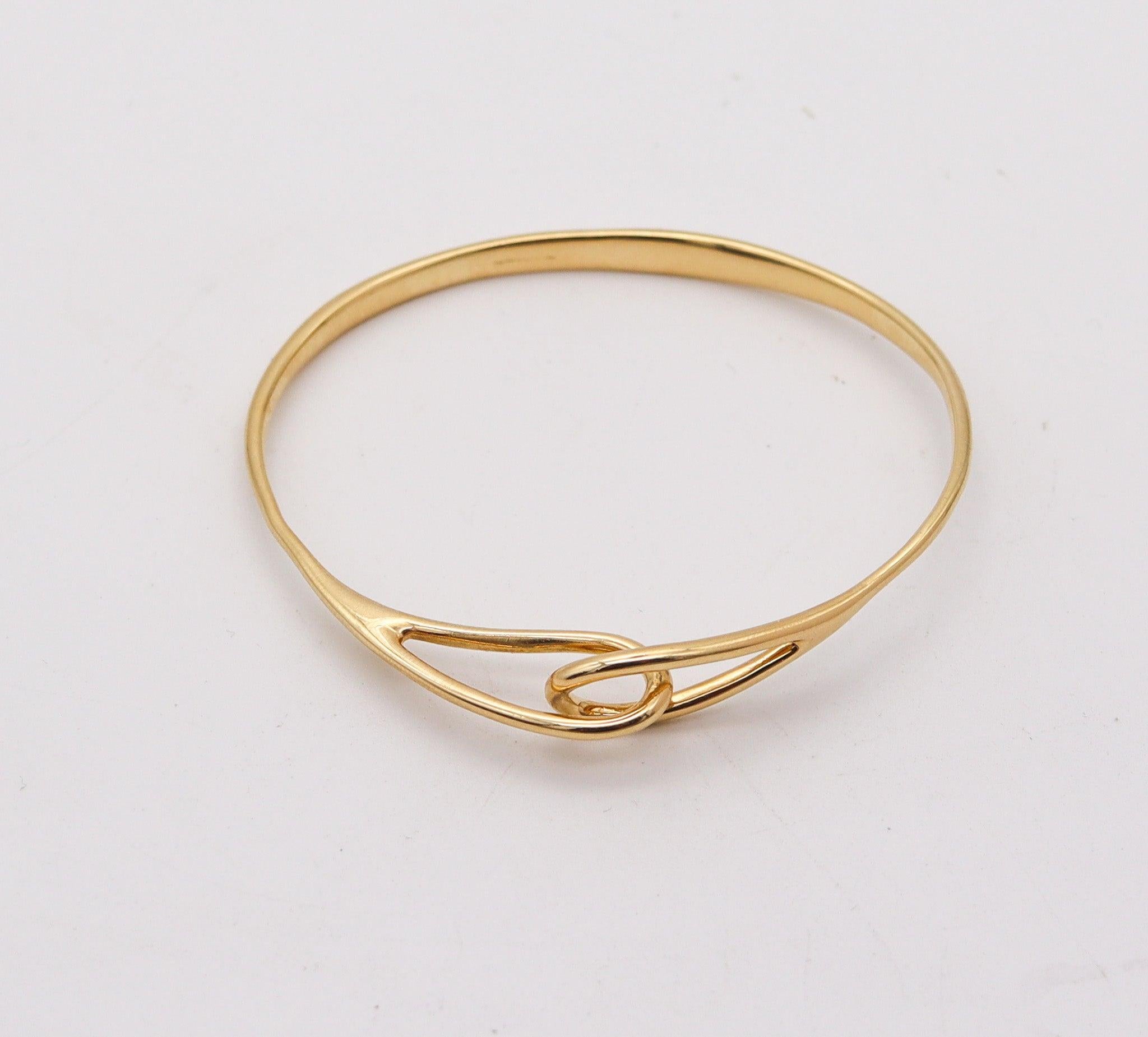 Bracelet moderniste conçu par Tiffany & Co.

Ce magnifique et élégant bracelet à fermoir a été créé par la maison de joaillerie américaine Tiffany & Co. à la fin du XXe siècle. Ce bracelet moderniste a été fabriqué en or jaune massif de 18 carats