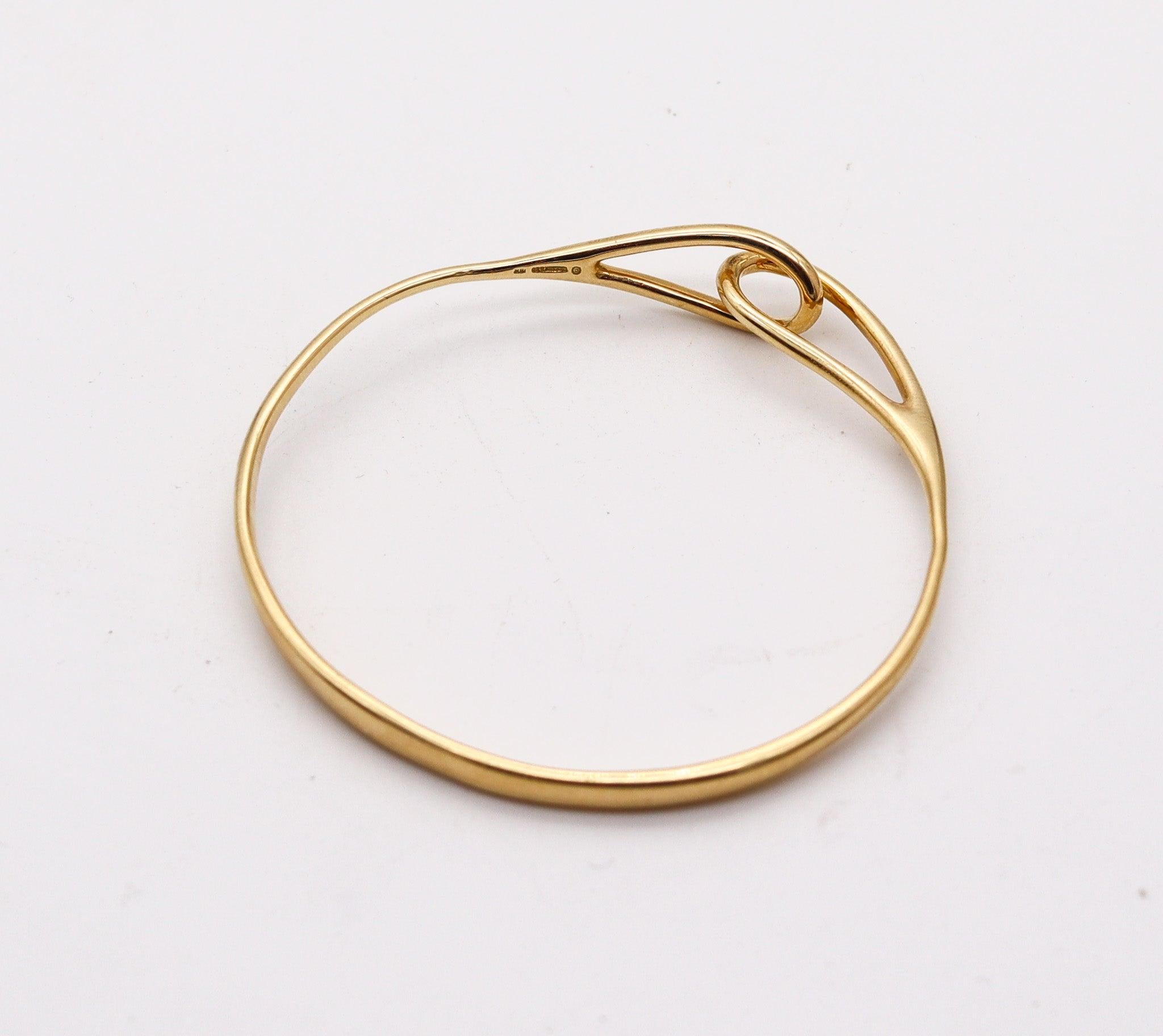 Moderniste TIFFANY & CO. Bracelet jonc moderniste à double serrure en or jaune massif 18 carats en vente