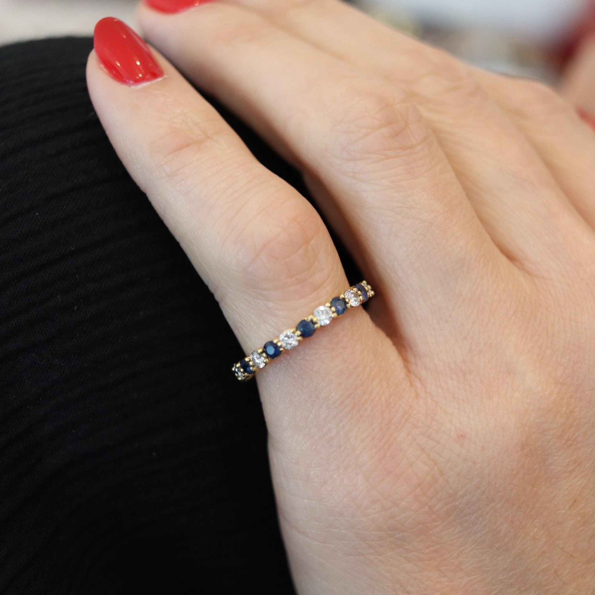 Un anillo de eternidad diseñado por Tiffany & Co.

Este precioso anillo de la eternidad fue fabricado en Nueva York por la casa de joyería estadounidense Tiffany & Co, allá por 1970. El anillo de eternidad se ha elaborado con un aspecto sustancial