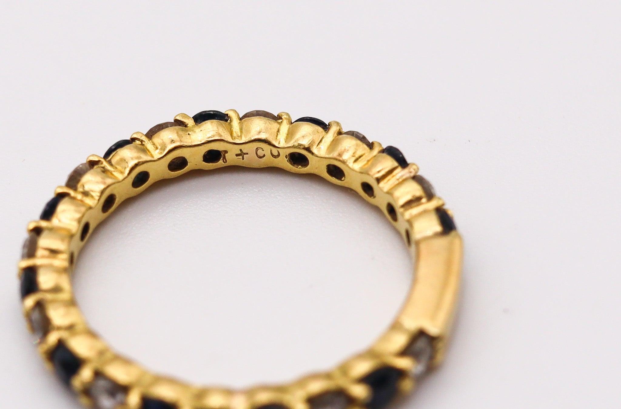 TIFFANY & CO. Anillo de eternidad modernista de oro de 18 quilates 1,32 quilates de zafiros y diamantes en Excelente Estado en Miami, FL