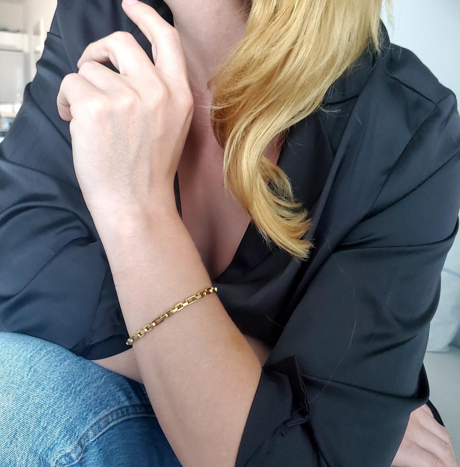 Fancy links bracelet designed by Tiffany & Co.

Beautiful bracelet with geometric links, created by Tiffany & Co. This piece has been crafted in solid yellow gold of 18 karats with high polished finish. Fitted with a lobster safety lock.

Weight:
