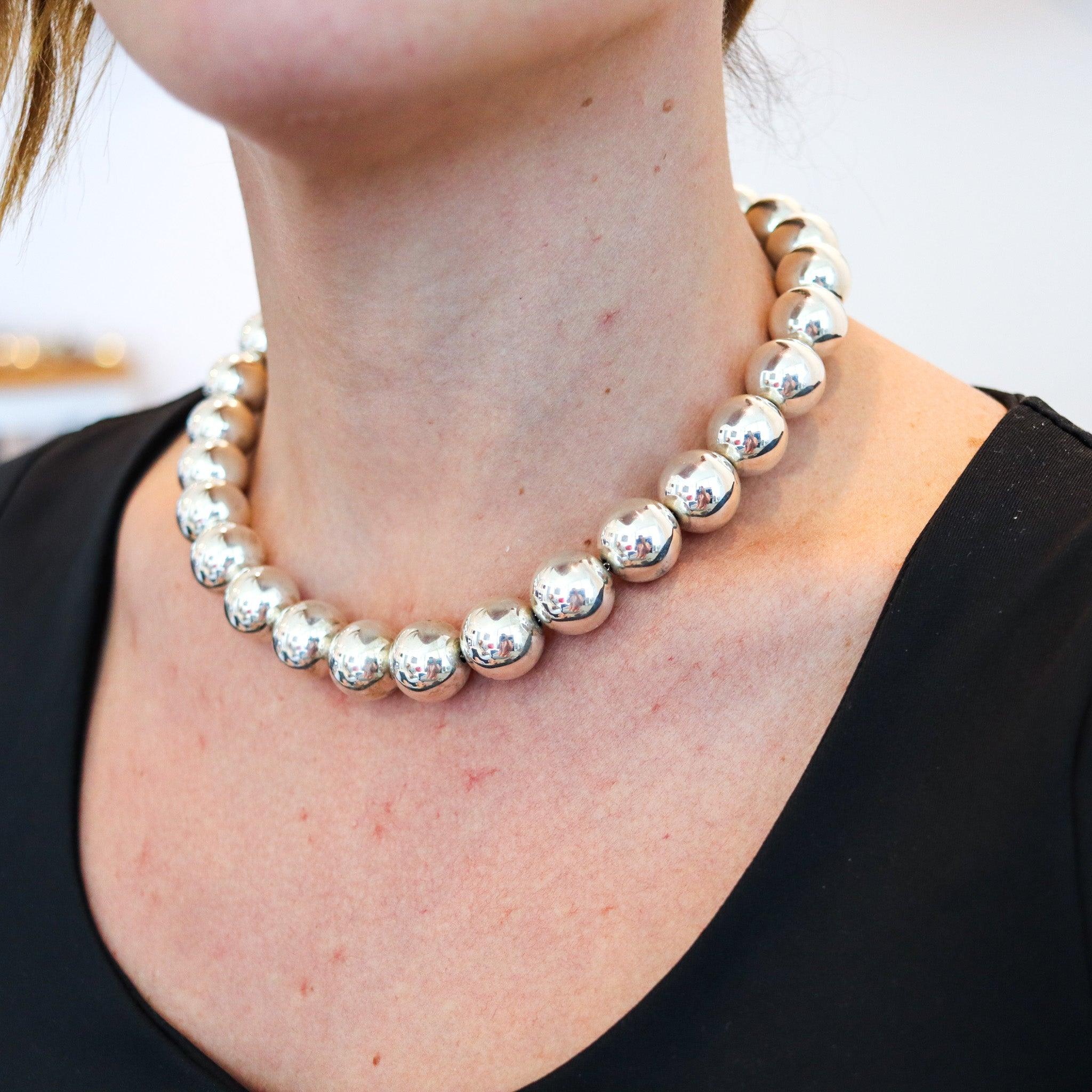 Una collana modernista disegnata da Tiffany & Co.

Bellissima collana modernista con sfere, creata dalla casa di gioielli Tiffany & Co. Questa sostanziosa e audace collana vintage è stata realizzata in argento massiccio 925/.999 con finitura lucida.